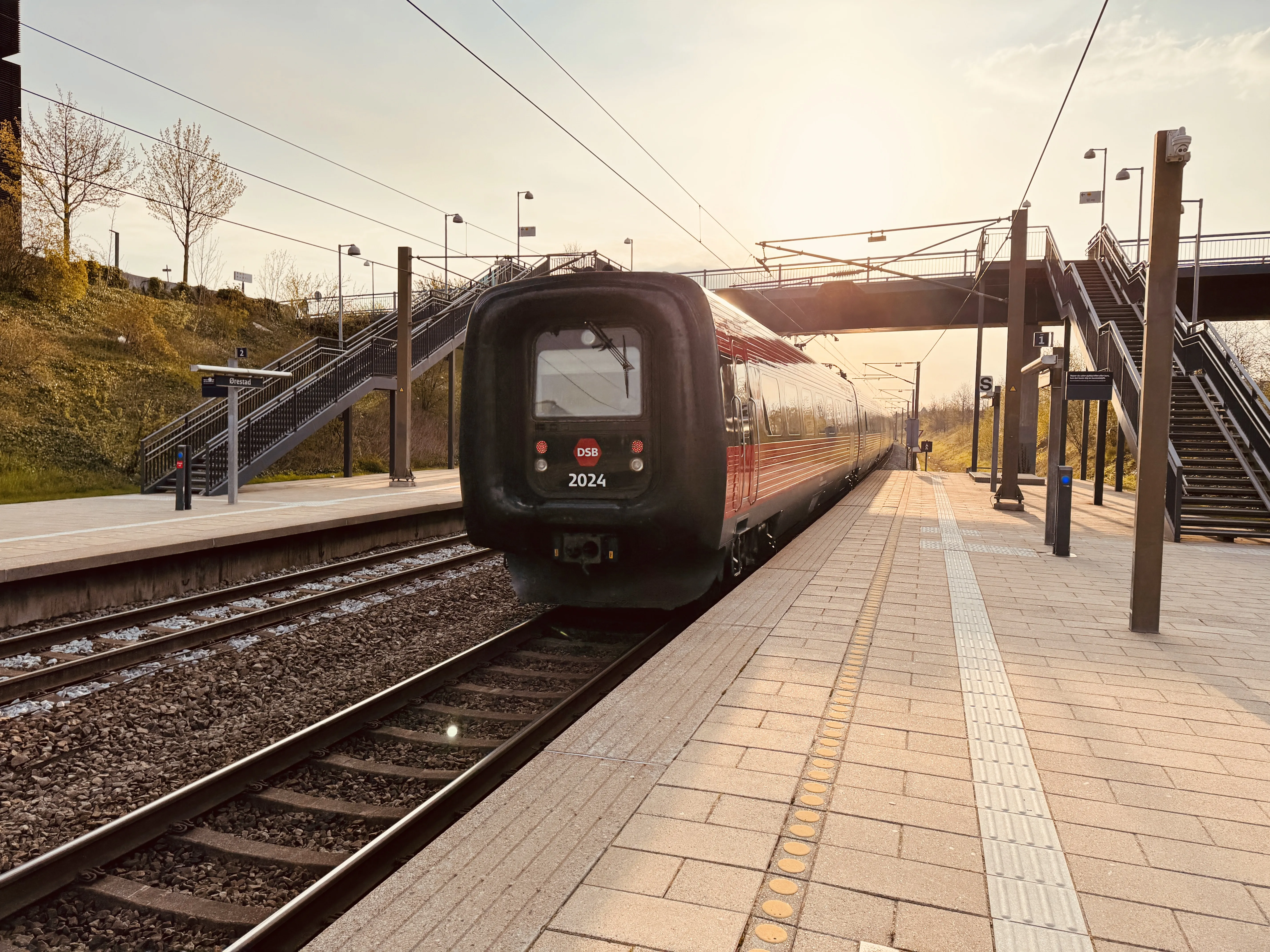 Billede af DSB ER 2024 fotograferet ud for Ørestad Trinbræt.