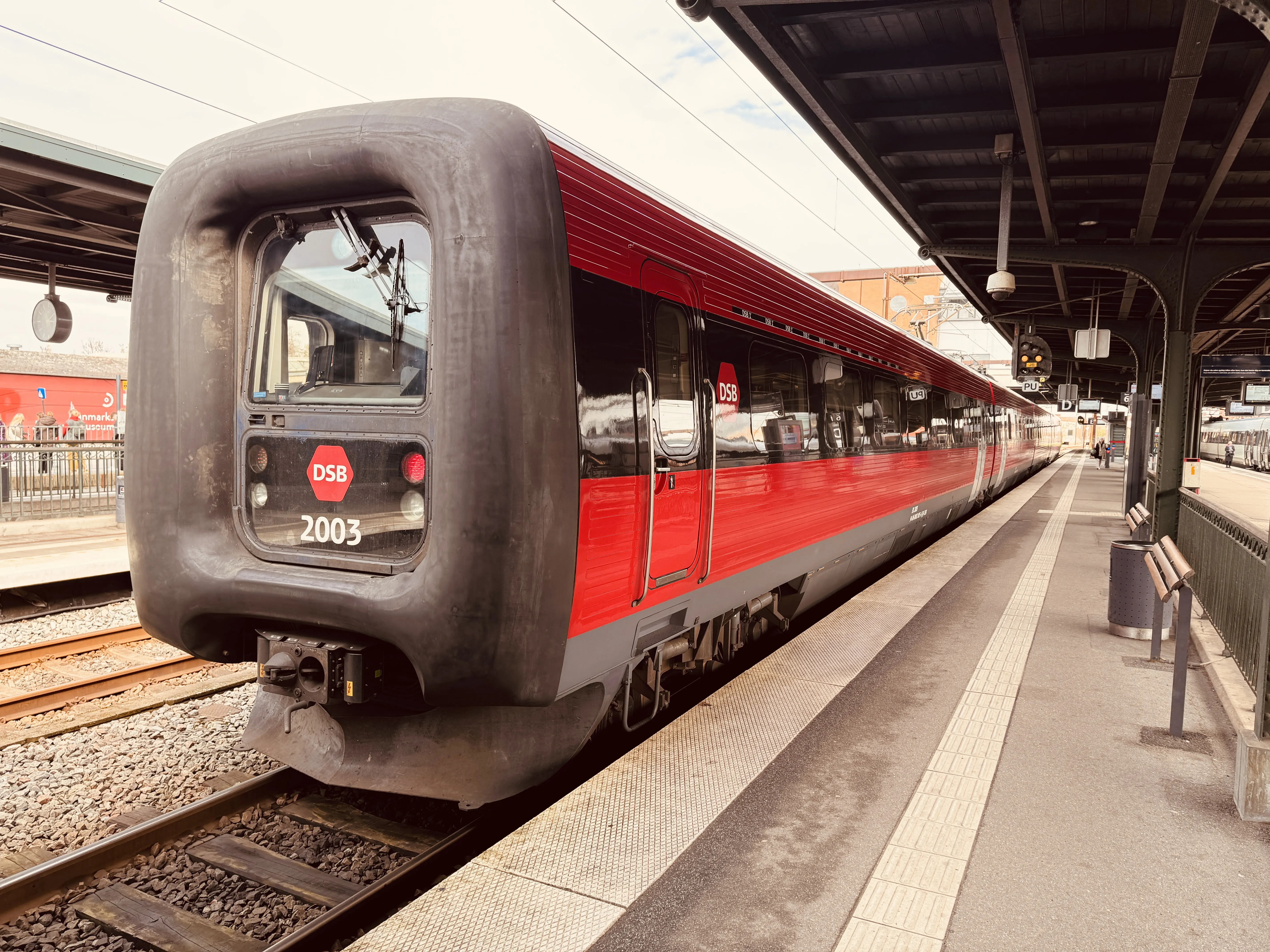 Billede af DSB ER 2003 fotograferet ud for Ørestad Trinbræt.