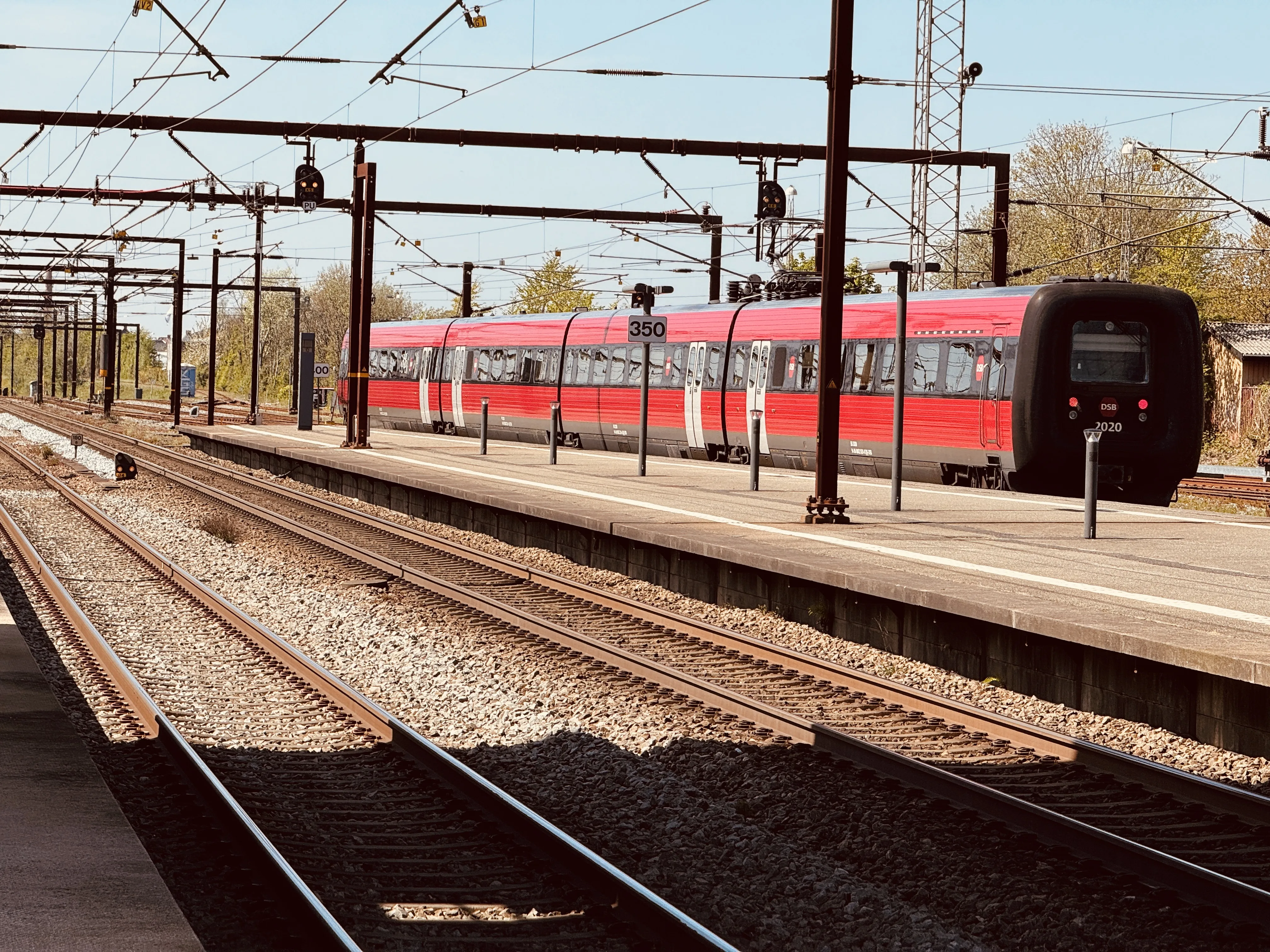 Billede af DSB ER 2020 fotograferet ud for Odense Banegård Center.