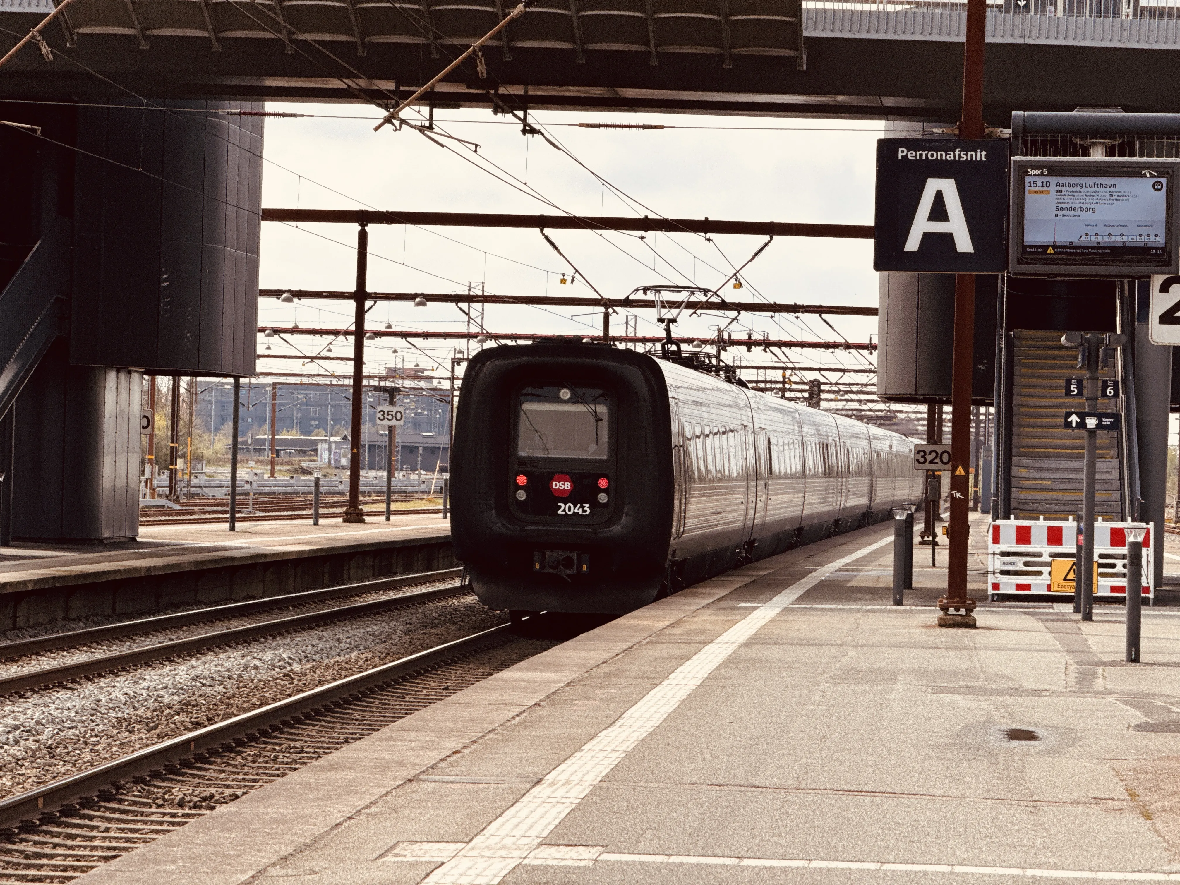 Billede af DSB ER 2043 fotograferet ud for Odense Banegård Center.