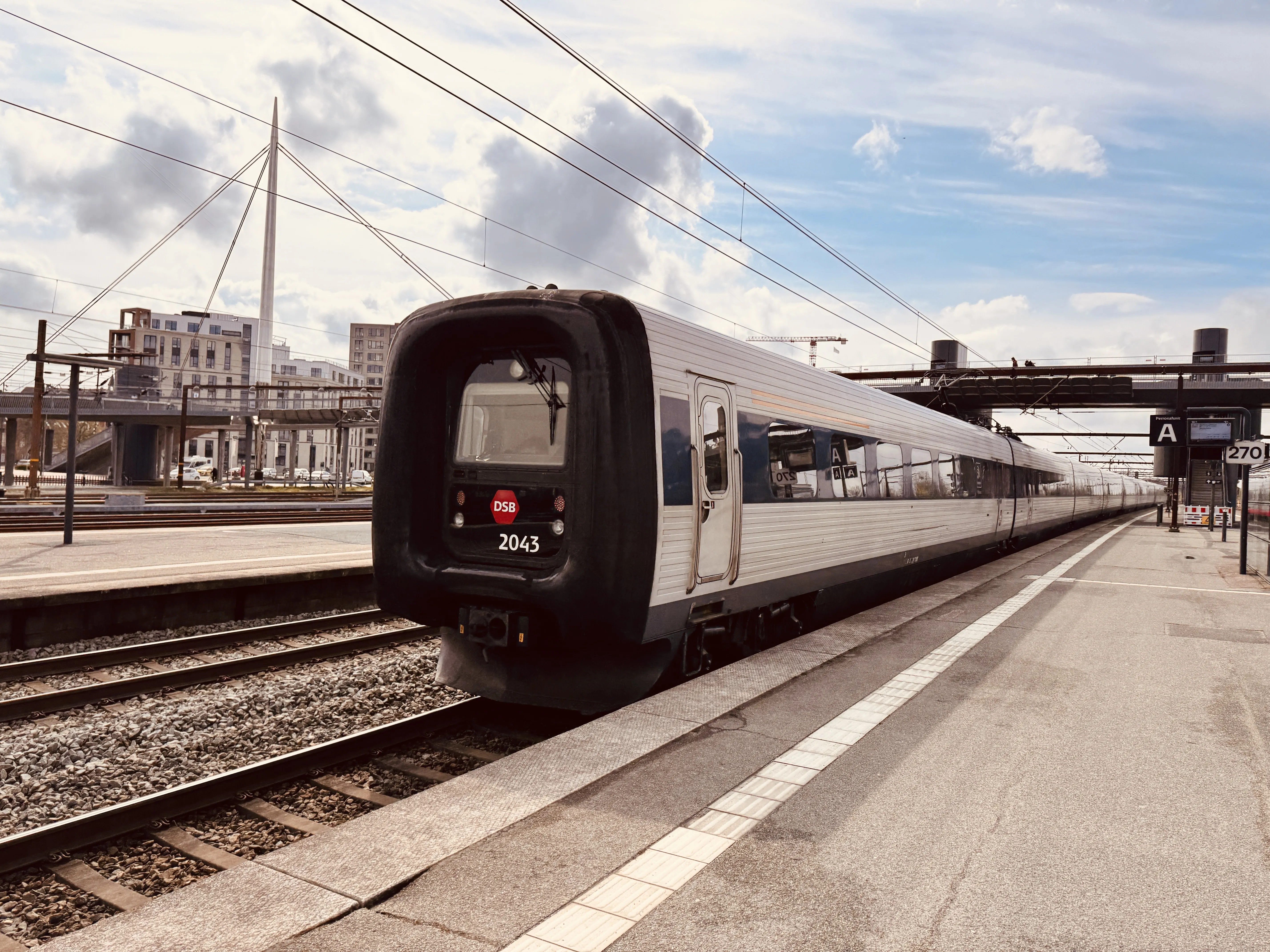 Billede af DSB ER 2043 fotograferet ud for Odense Banegård Center.