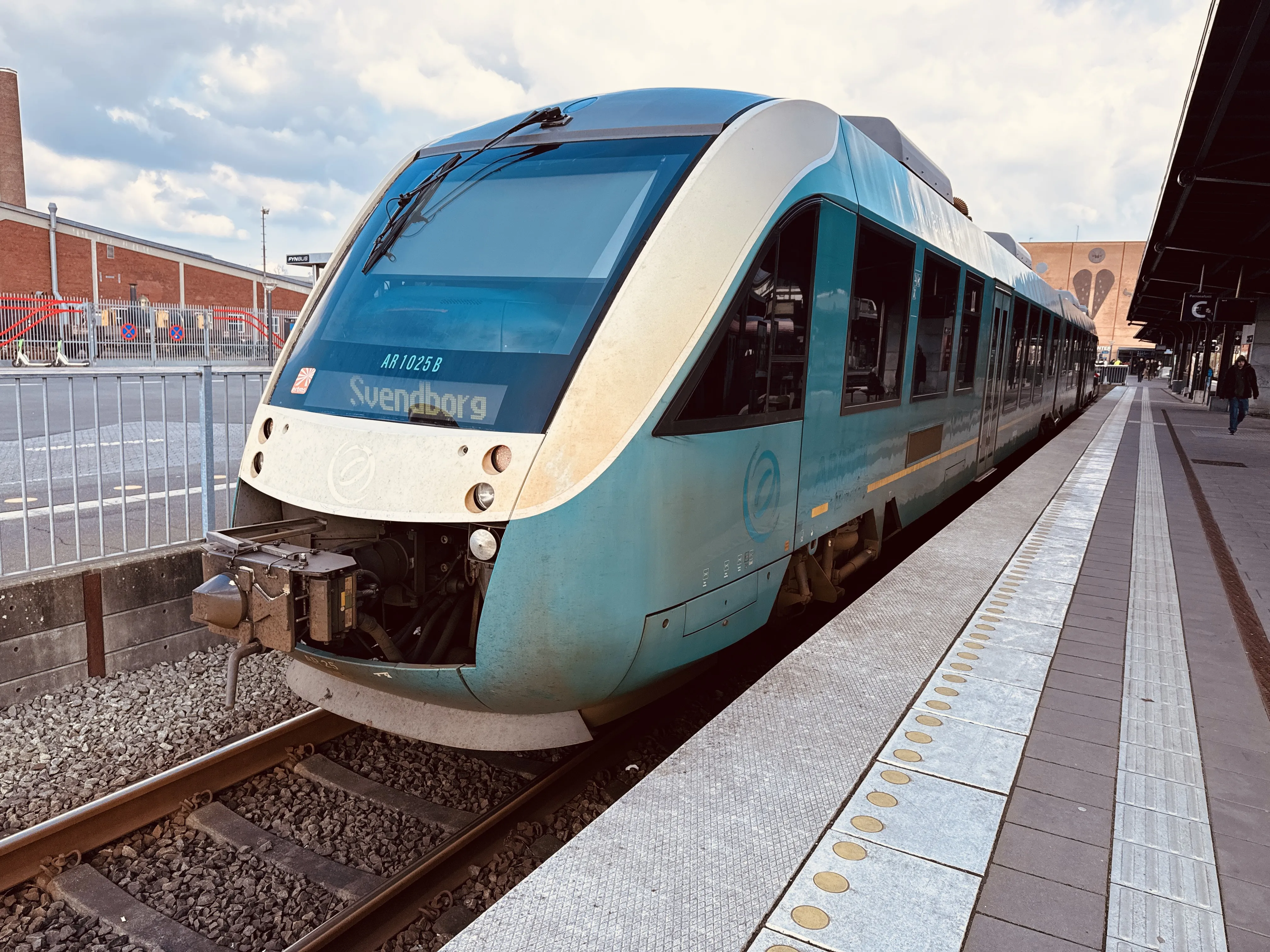 Billede af ARRIVA AR 1025 fotograferet ud for Odense Banegård Center.