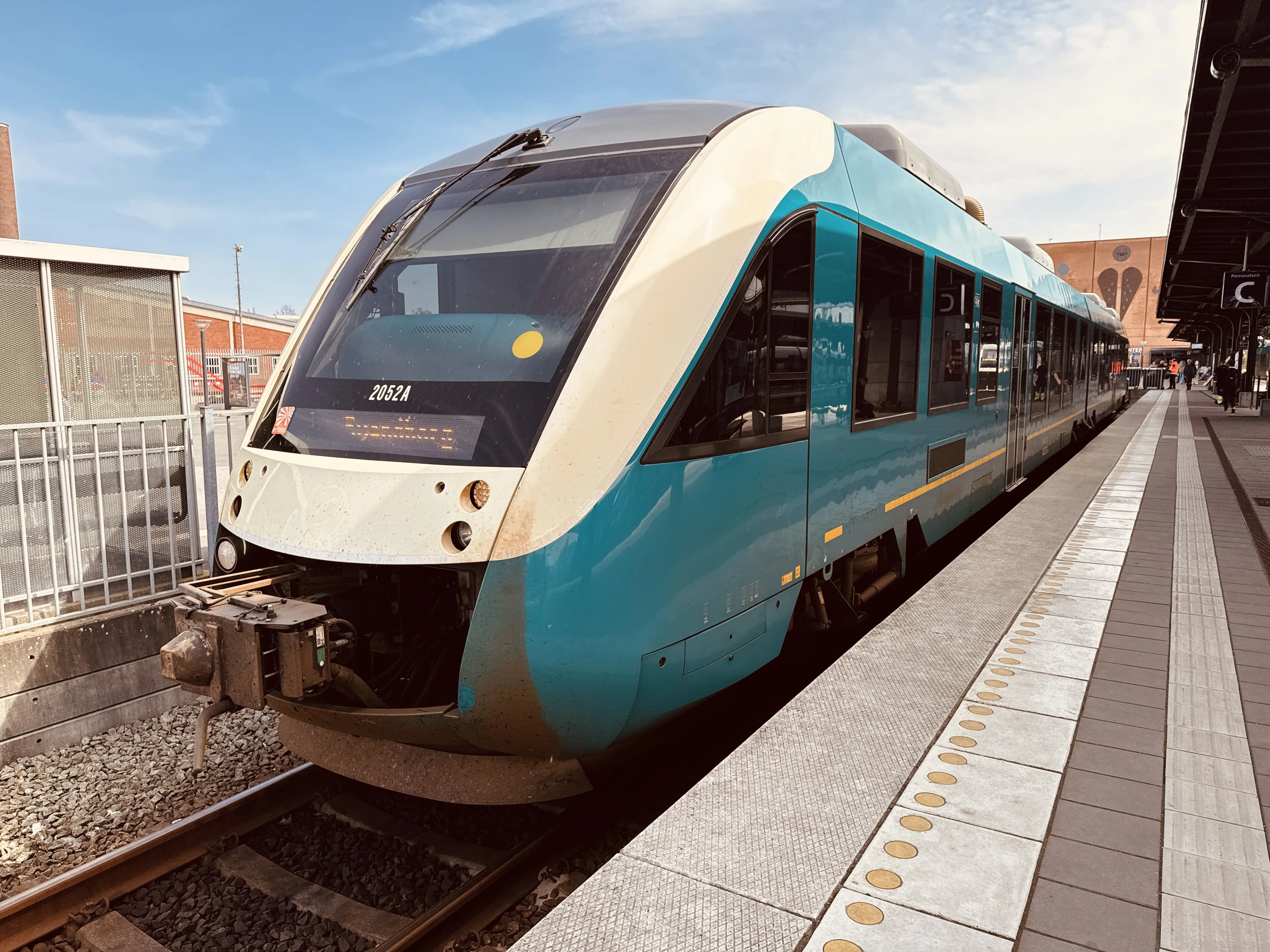 Billede af ARRIVA AR 2052 fotograferet ud for Odense Banegård Center.