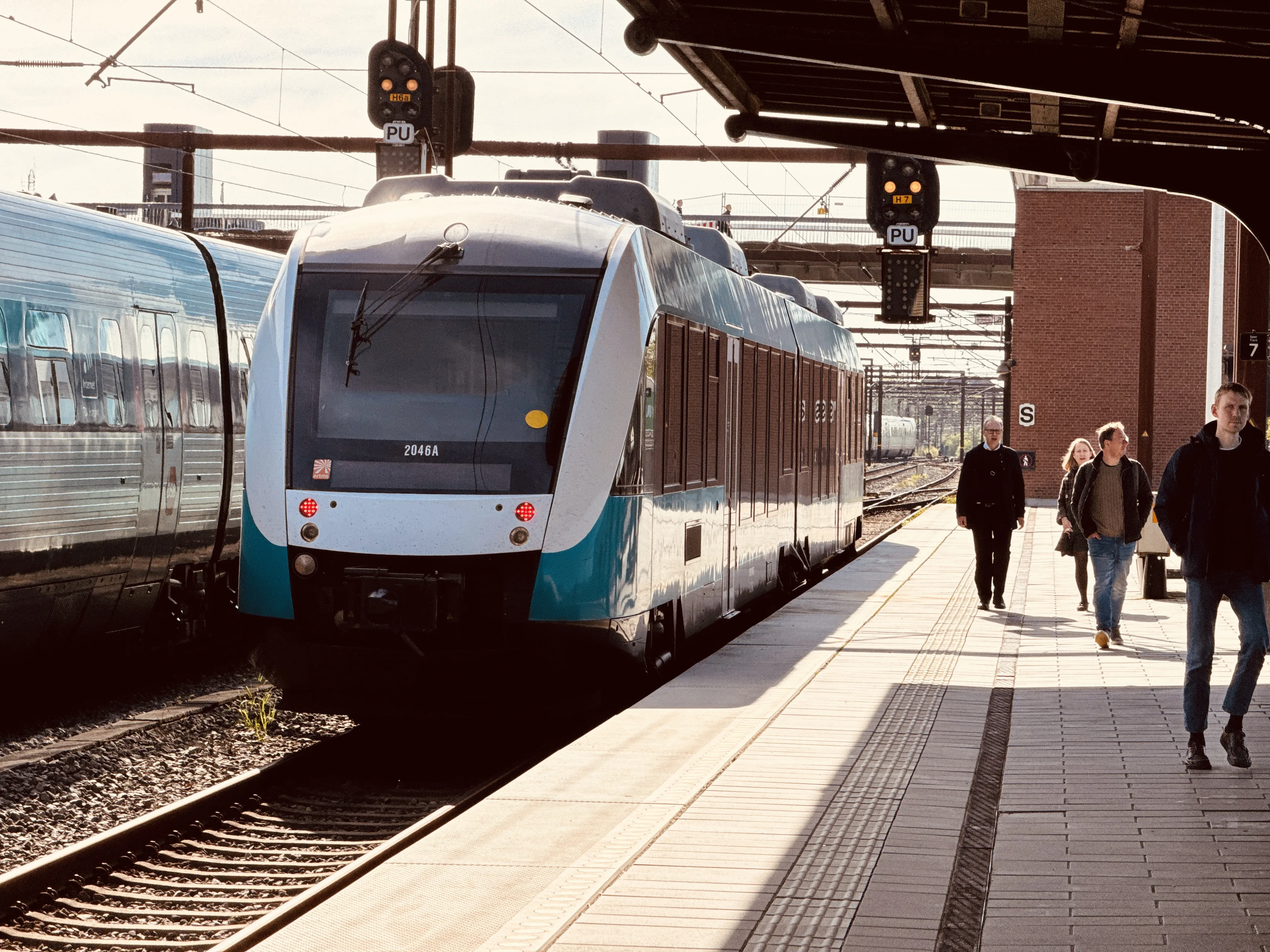 Billede af ARRIVA AR 2046 fotograferet ud for Odense Banegård Center.