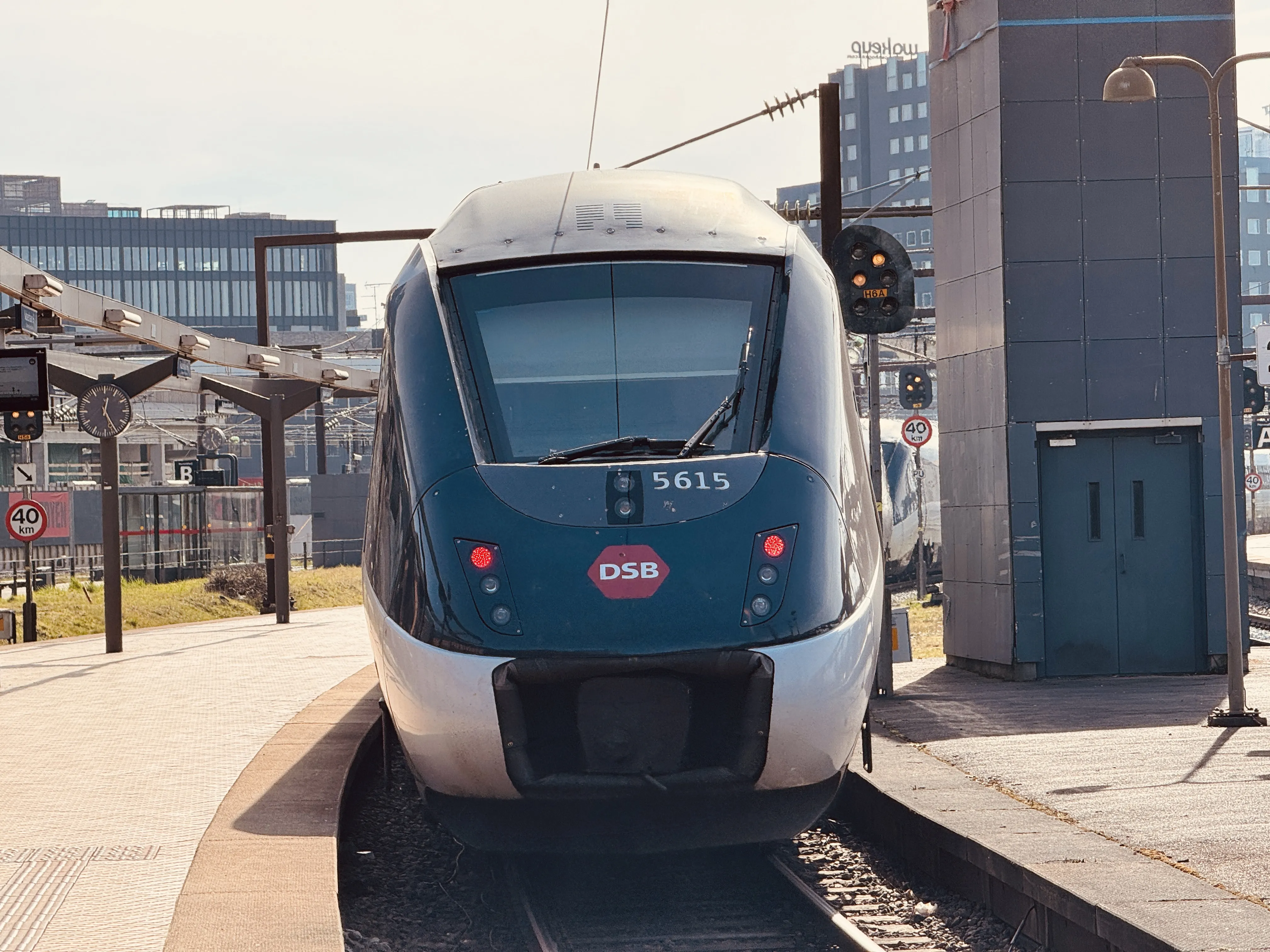 Billede af DSB MG 5615 fotograferet ud for København Hovedbanegård.