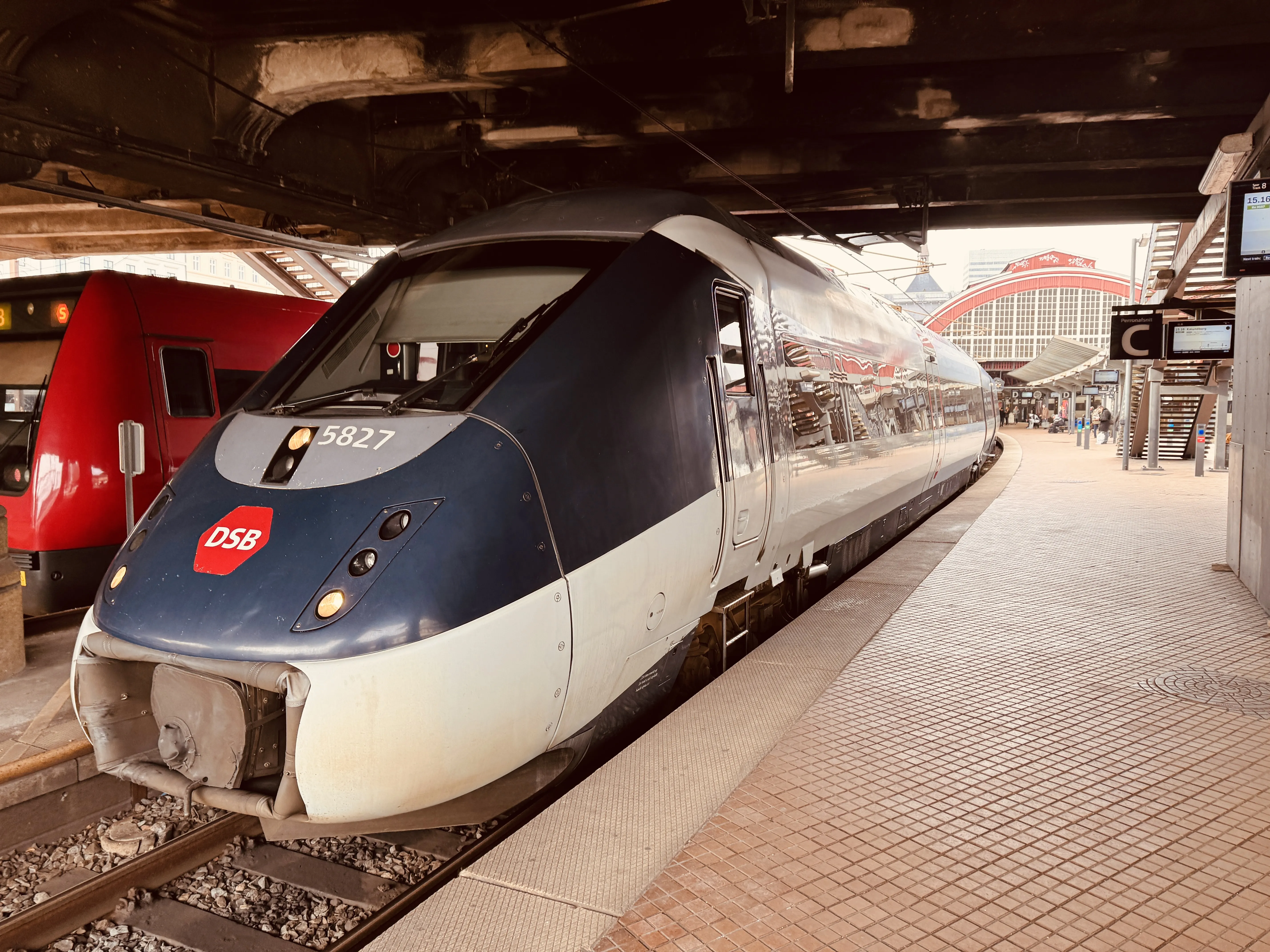 Billede af DSB MG 5627 fotograferet ud for København Hovedbanegård.