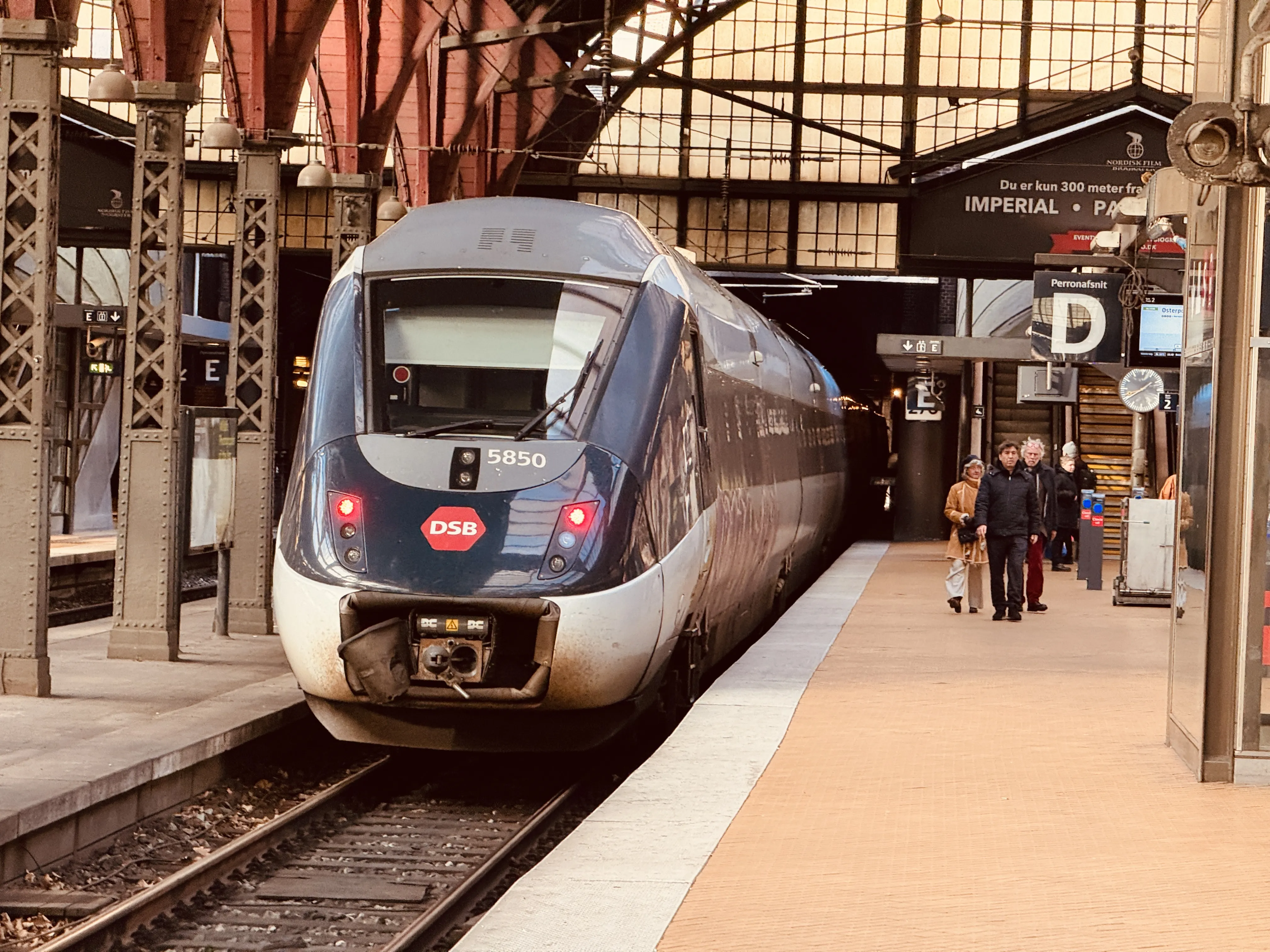 Billede af DSB MG 5650 fotograferet ud for København Hovedbanegård.