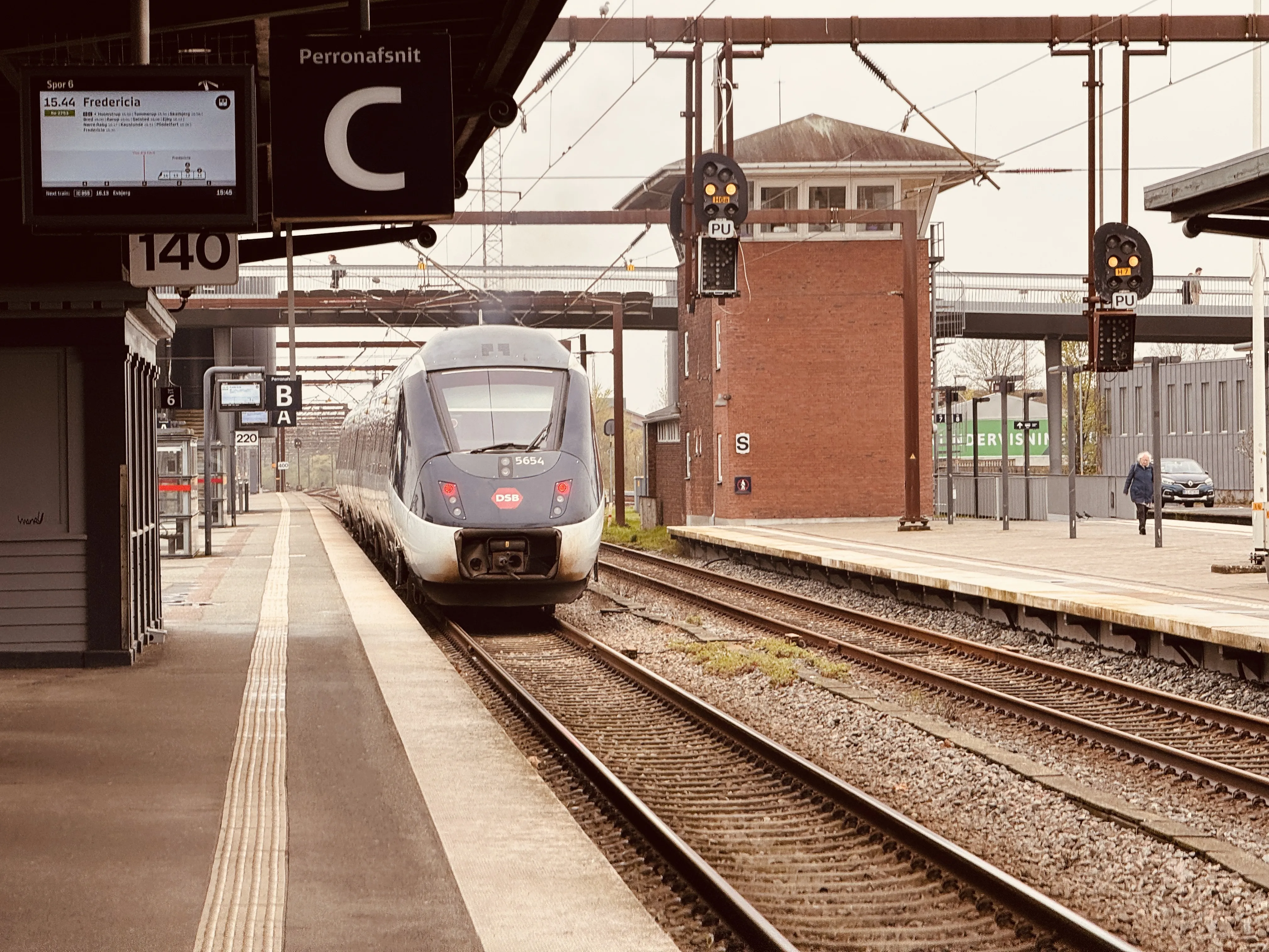 Billede af DSB MG 5654 fotograferet ud for Odense Banegård Center.