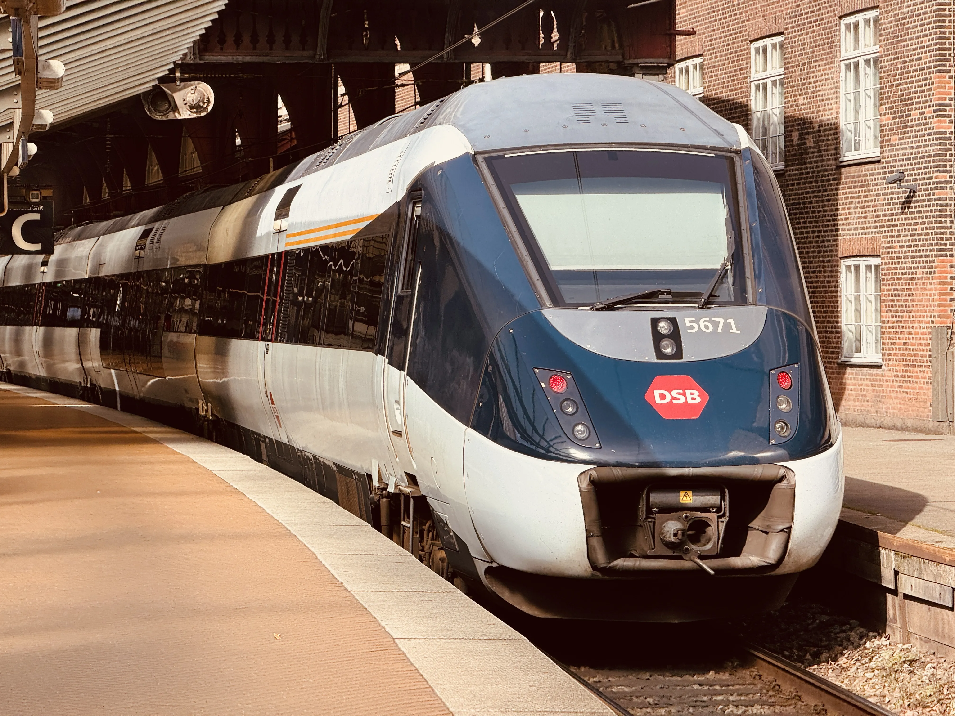 Billede af DSB MG 5671 fotograferet ud for København Hovedbanegård.