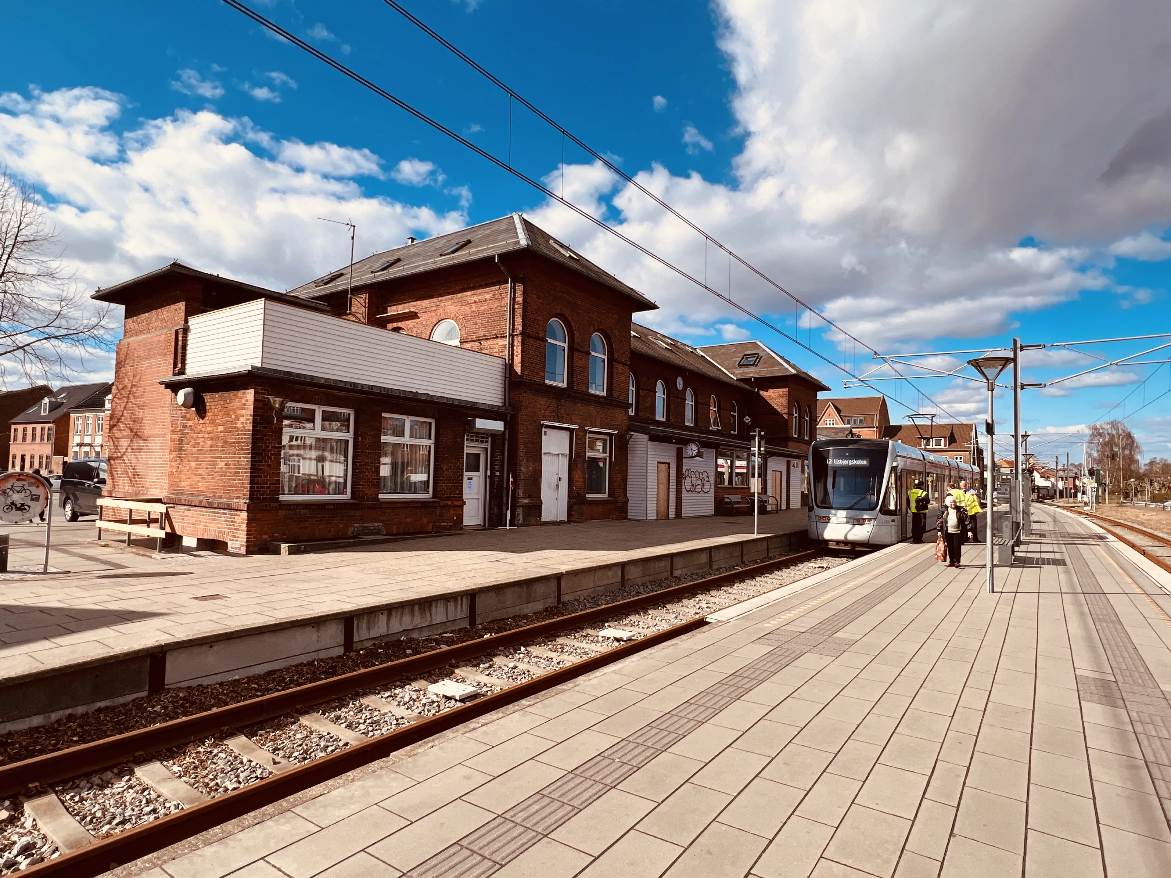 Billede af Aarhus Letbane togsæt 1106 fotograferet ud for Odder Letbanestation.