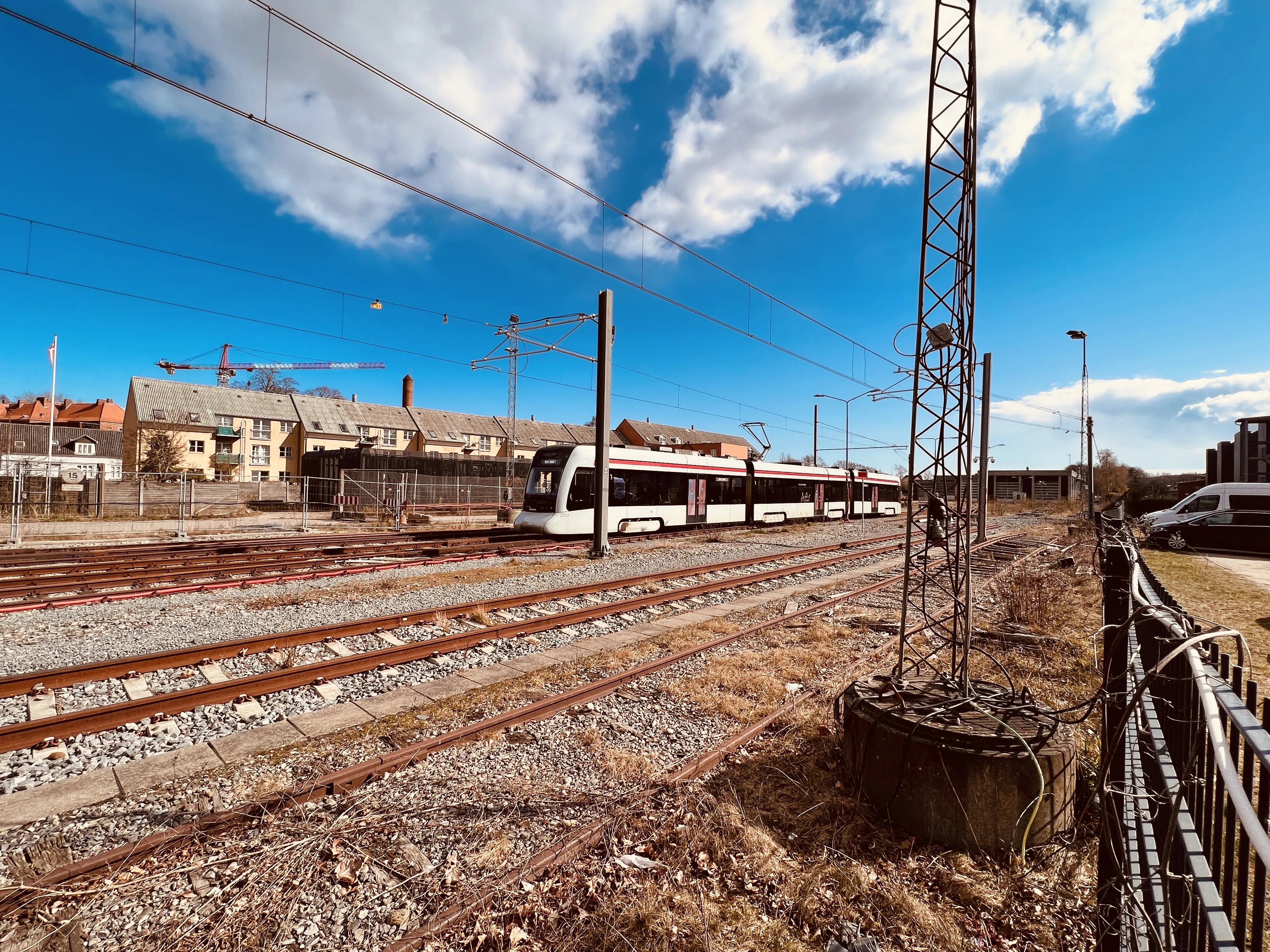 Billede af Aarhus Letbane togsæt 2102 fotograferet ud for Odder Letbanestation.