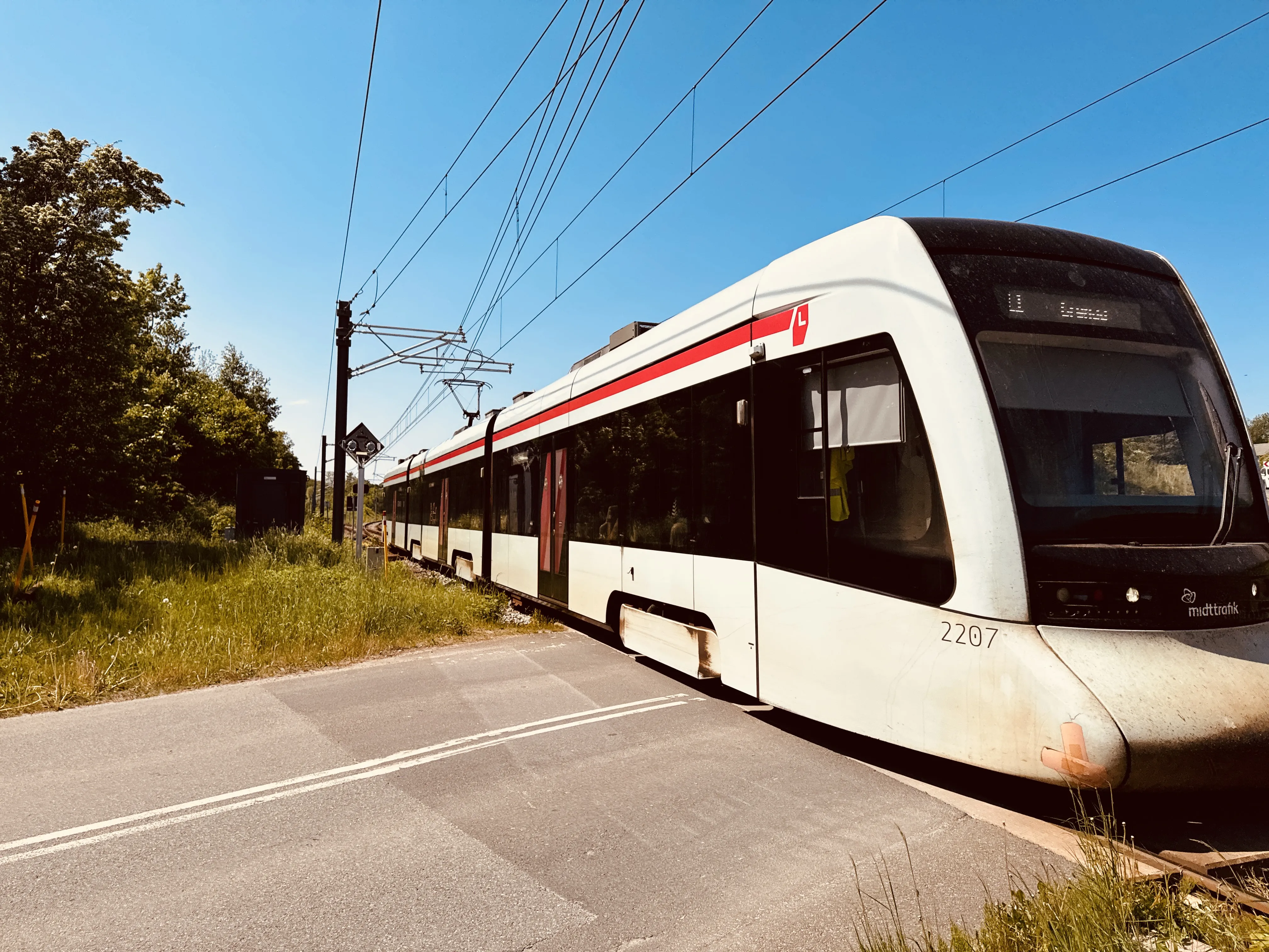 Billede af Aarhus Letbane togsæt 2107 fotograferet ud for Ryomgård Letbanestation.