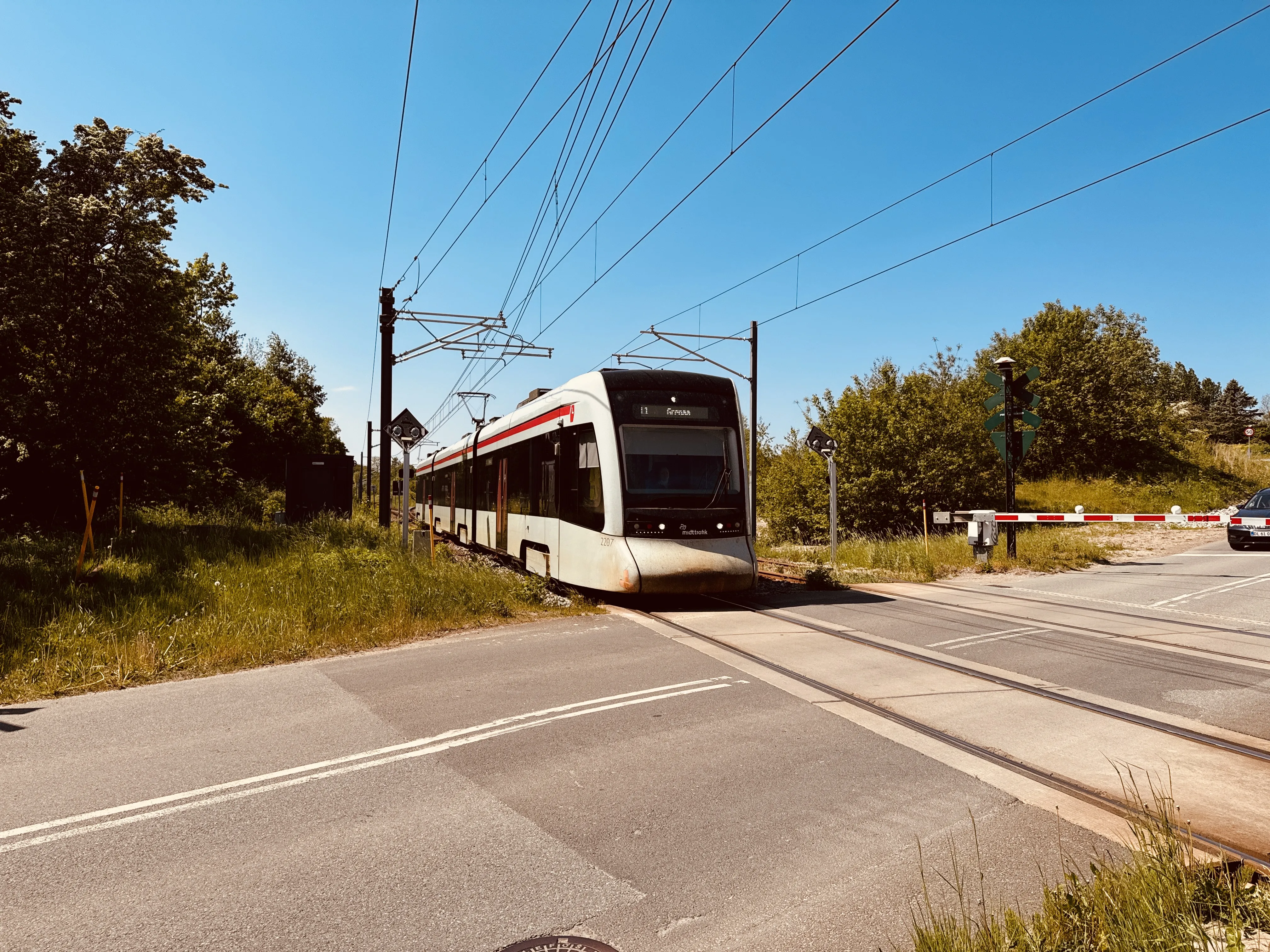 Billede af Aarhus Letbane togsæt 2107 fotograferet ud for Ryomgård Letbanestation.