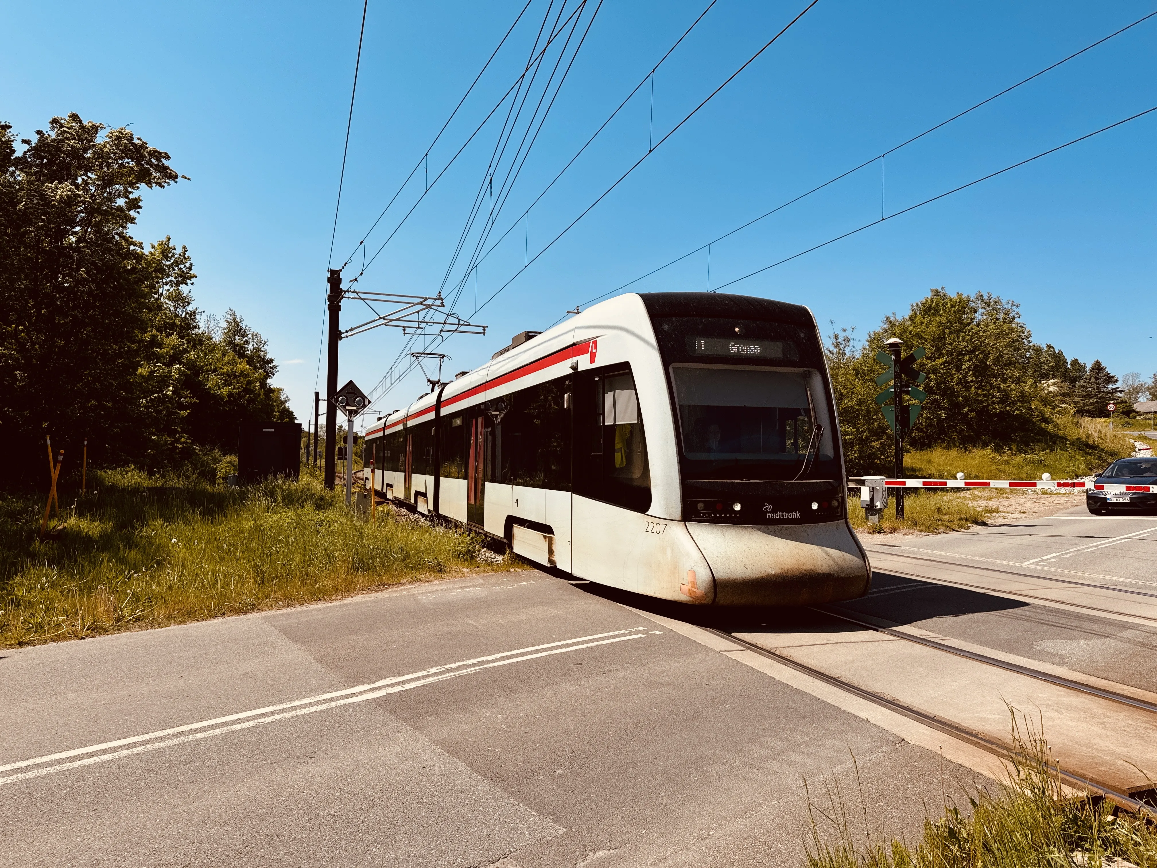 Billede af Aarhus Letbane togsæt 2107 fotograferet ud for Ryomgård Letbanestation.