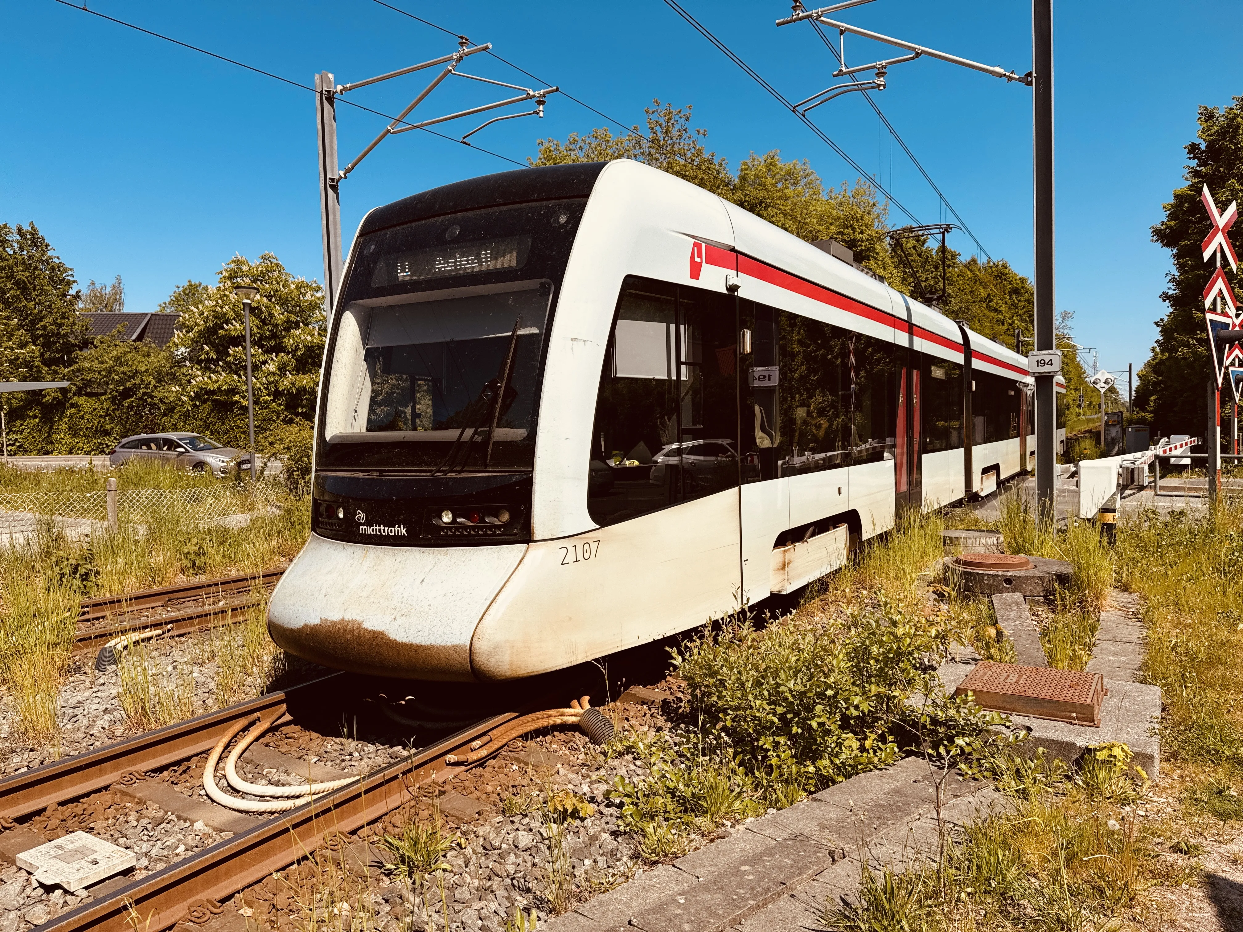 Billede af Aarhus Letbane togsæt 2107 fotograferet ud for Skødstrup Letbanestation.