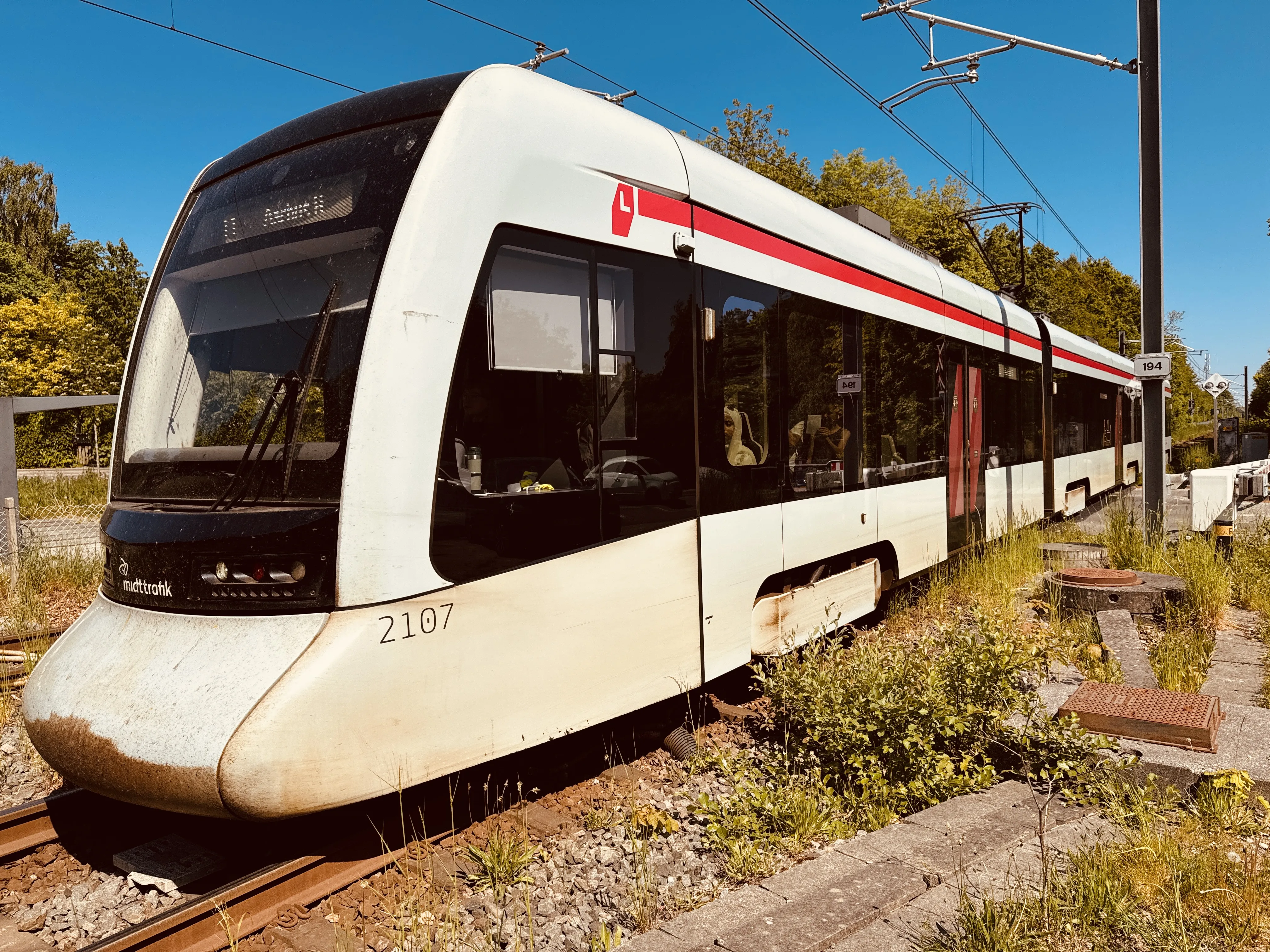 Billede af Aarhus Letbane togsæt 2107 fotograferet ud for Skødstrup Letbanestation.