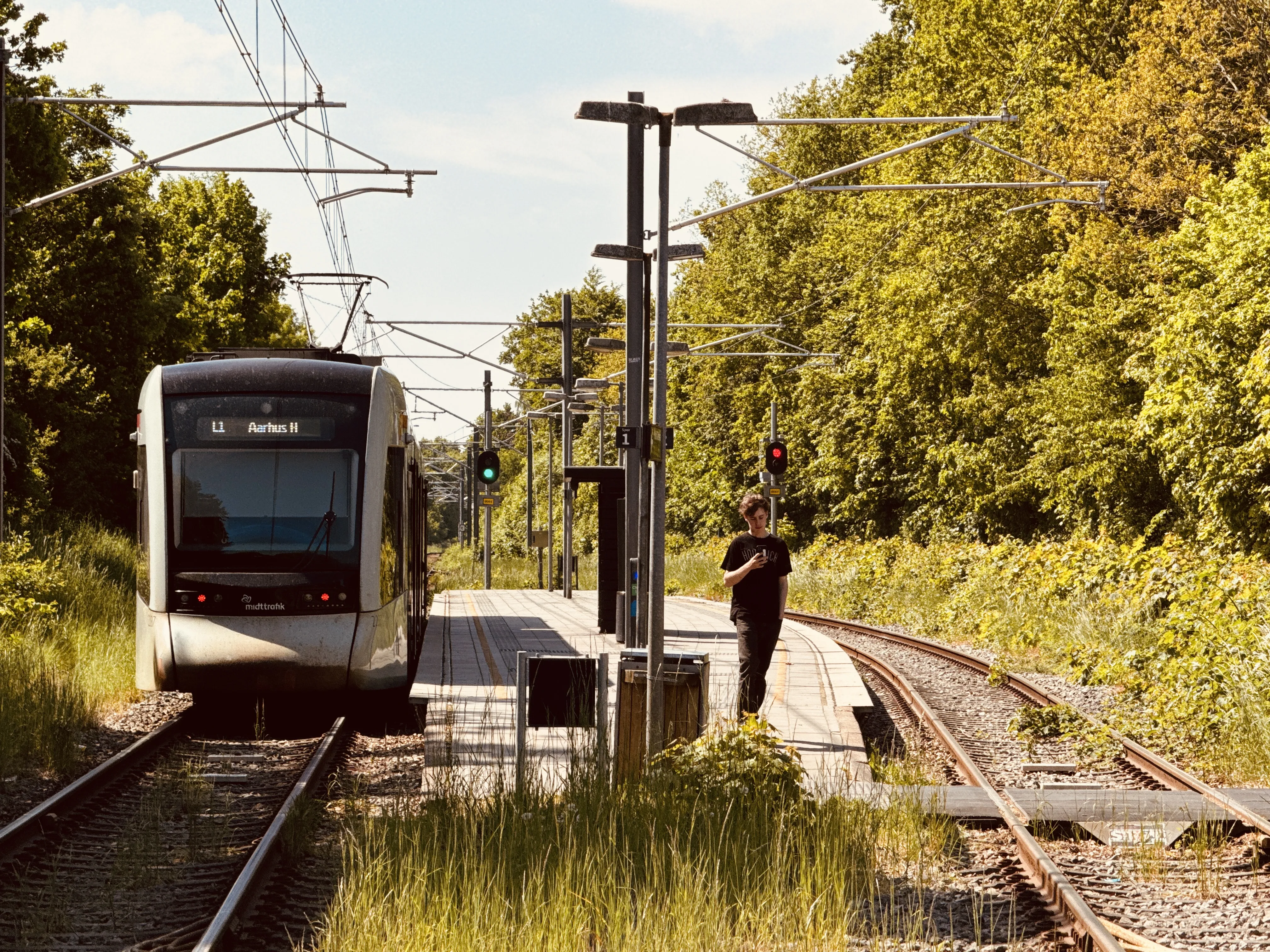 Billede af Aarhus Letbane togsæt 2107 fotograferet ud for Skødstrup Letbanestation.