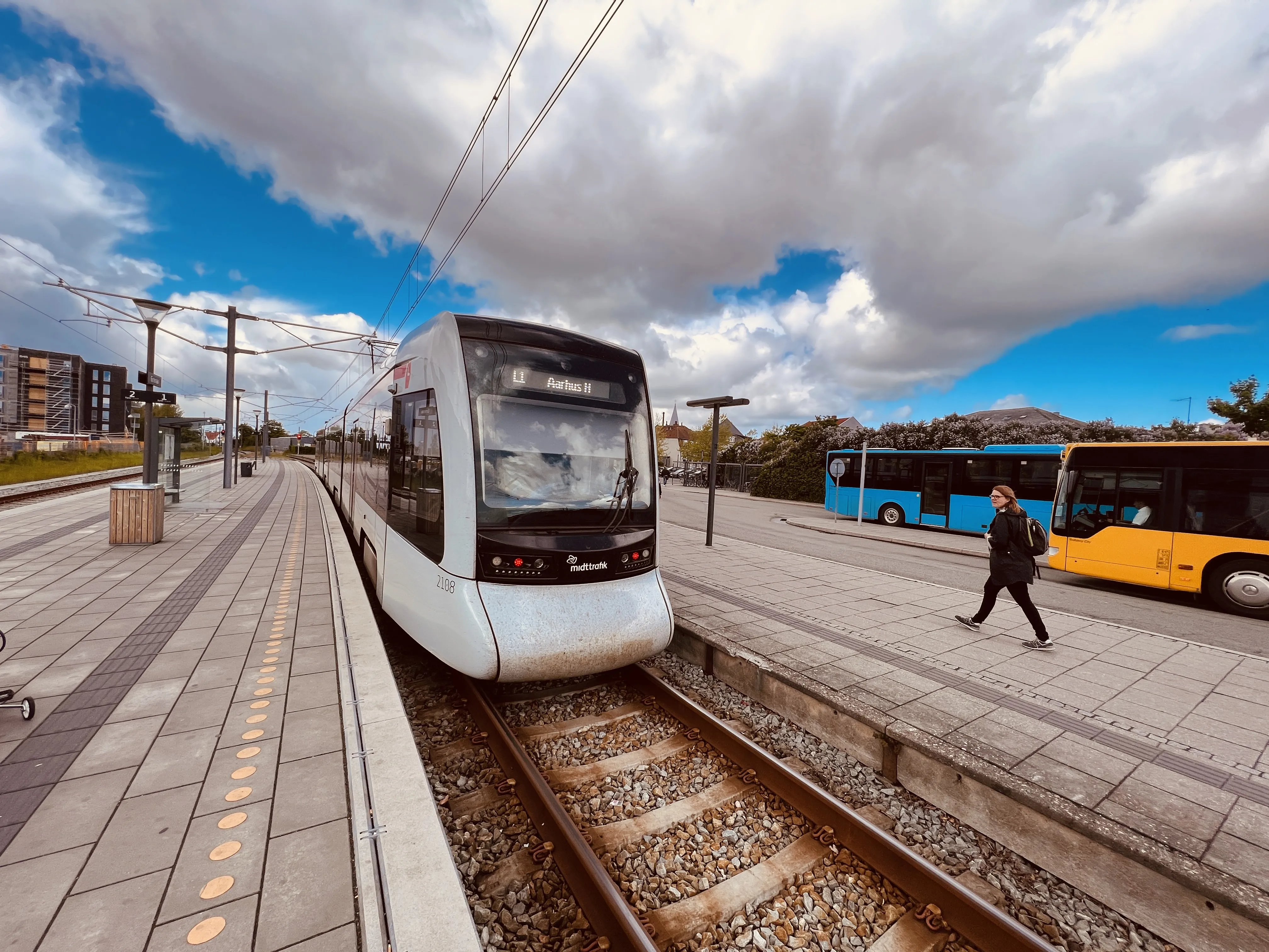 Billede af Aarhus Letbane togsæt 2108 fotograferet ud for Grenaa Letbanestation.