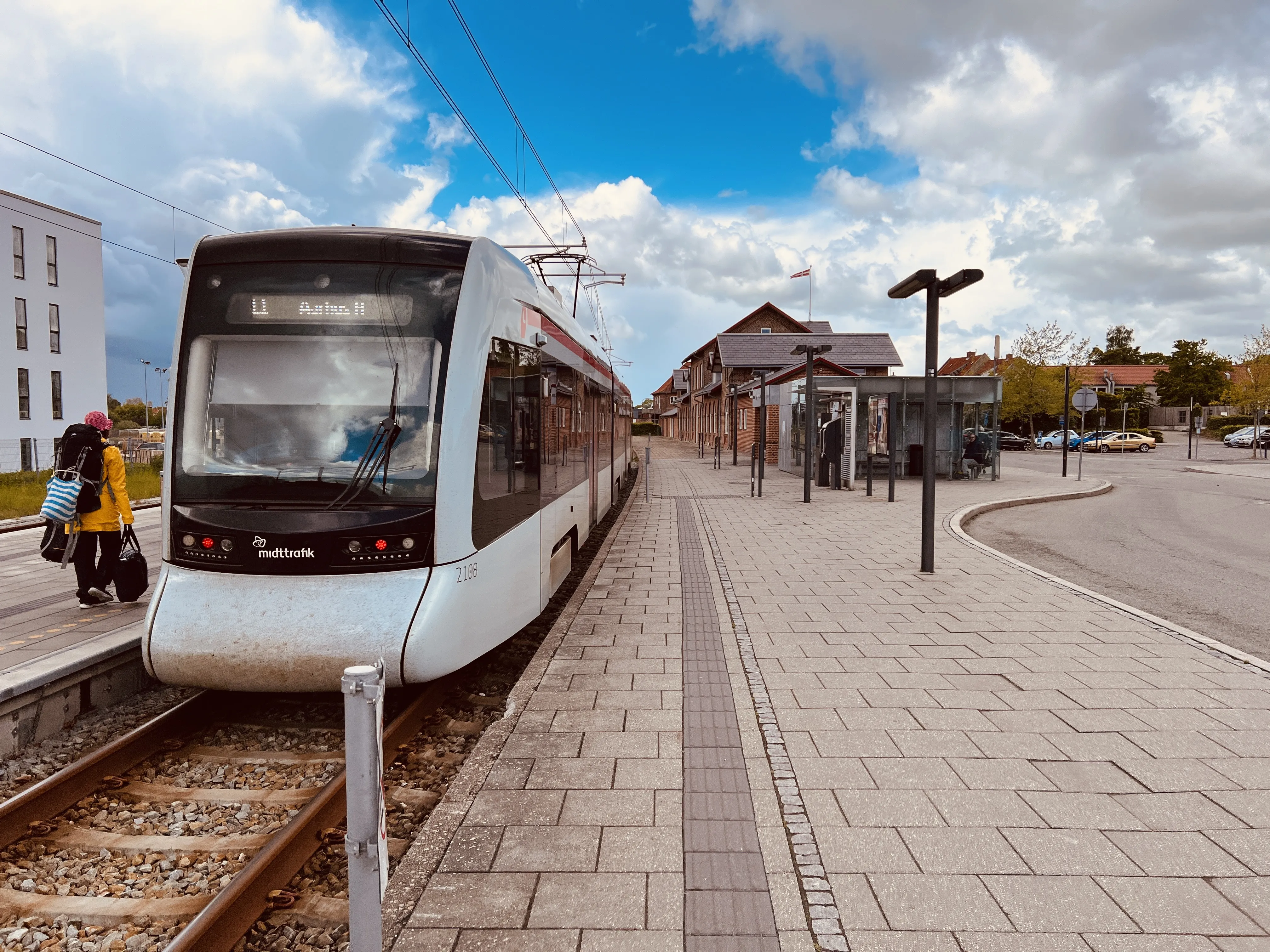 Billede af Aarhus Letbane togsæt 2108 fotograferet ud for Grenaa Letbanestation.