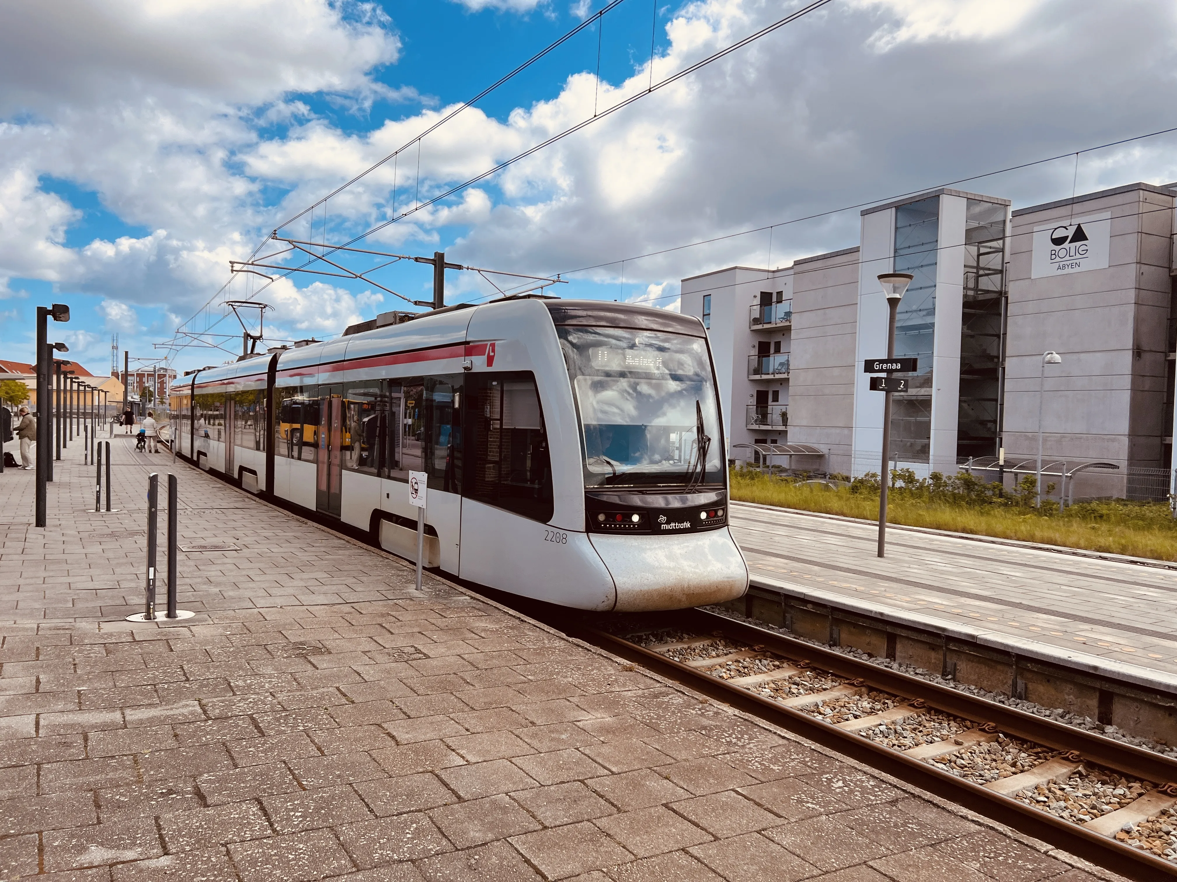 Billede af Aarhus Letbane togsæt 2108 fotograferet ud for Grenaa Letbanestation.