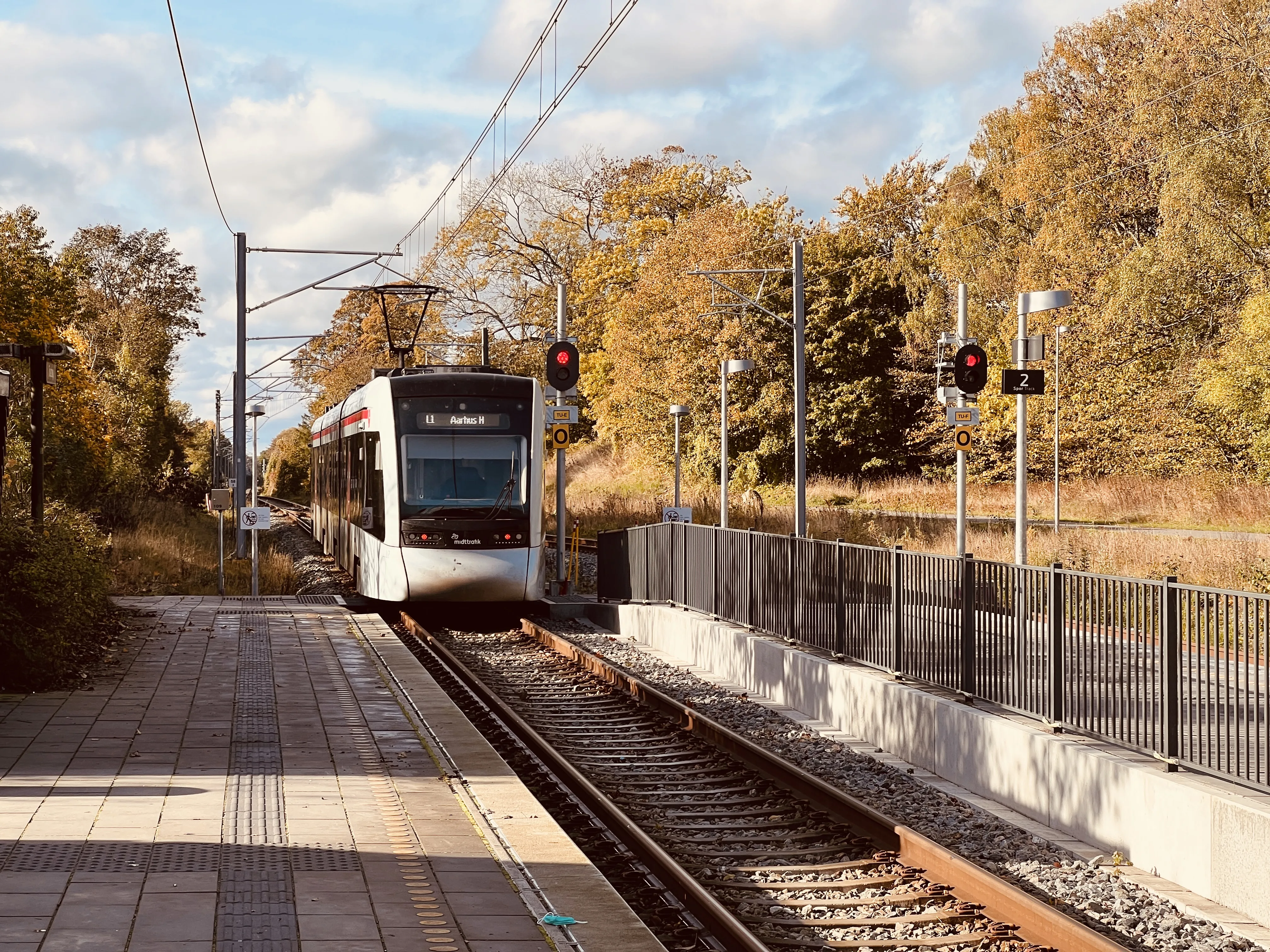 Billede af Aarhus Letbane togsæt 2112 fotograferet ud for Trustrup Letbanestation.
