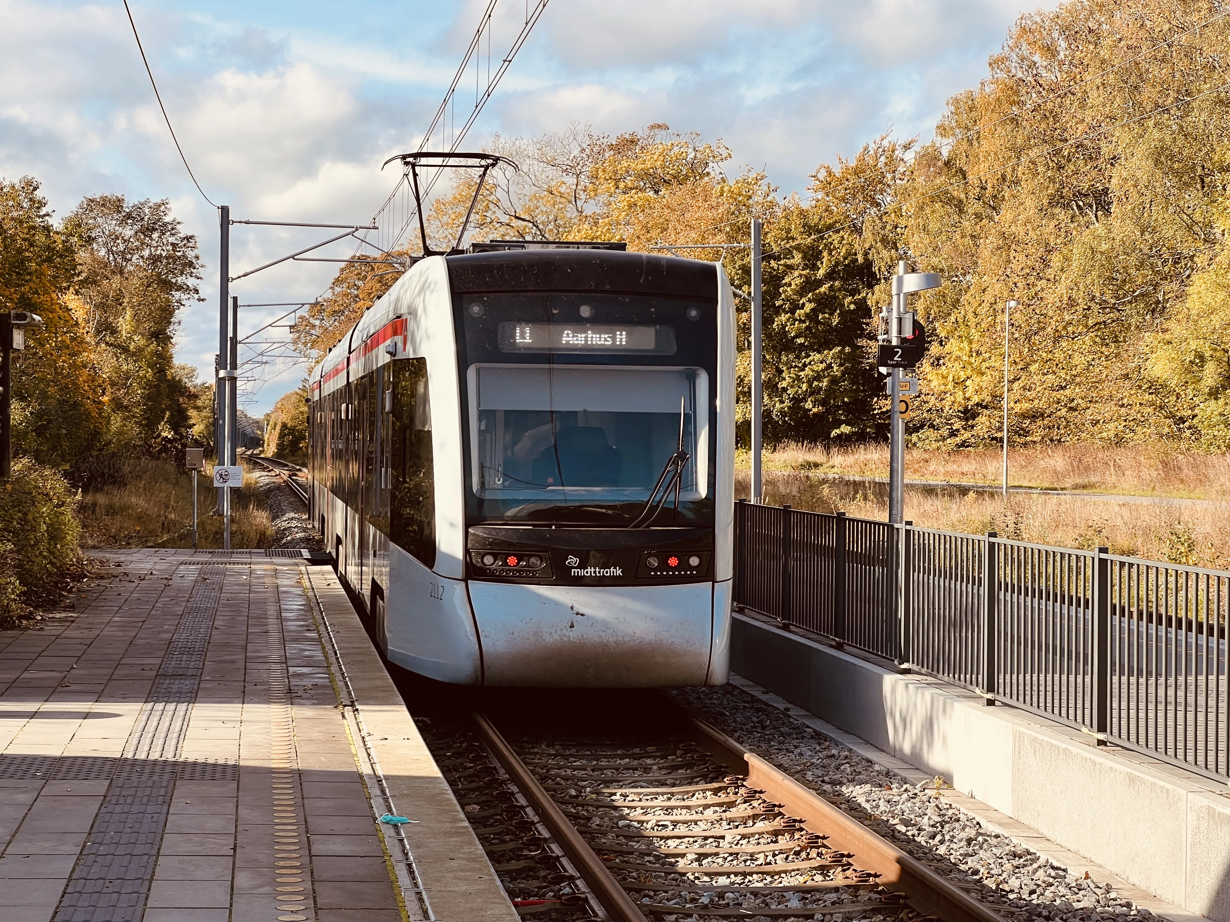 Billede af Aarhus Letbane togsæt 2112 fotograferet ud for Trustrup Letbanestation.