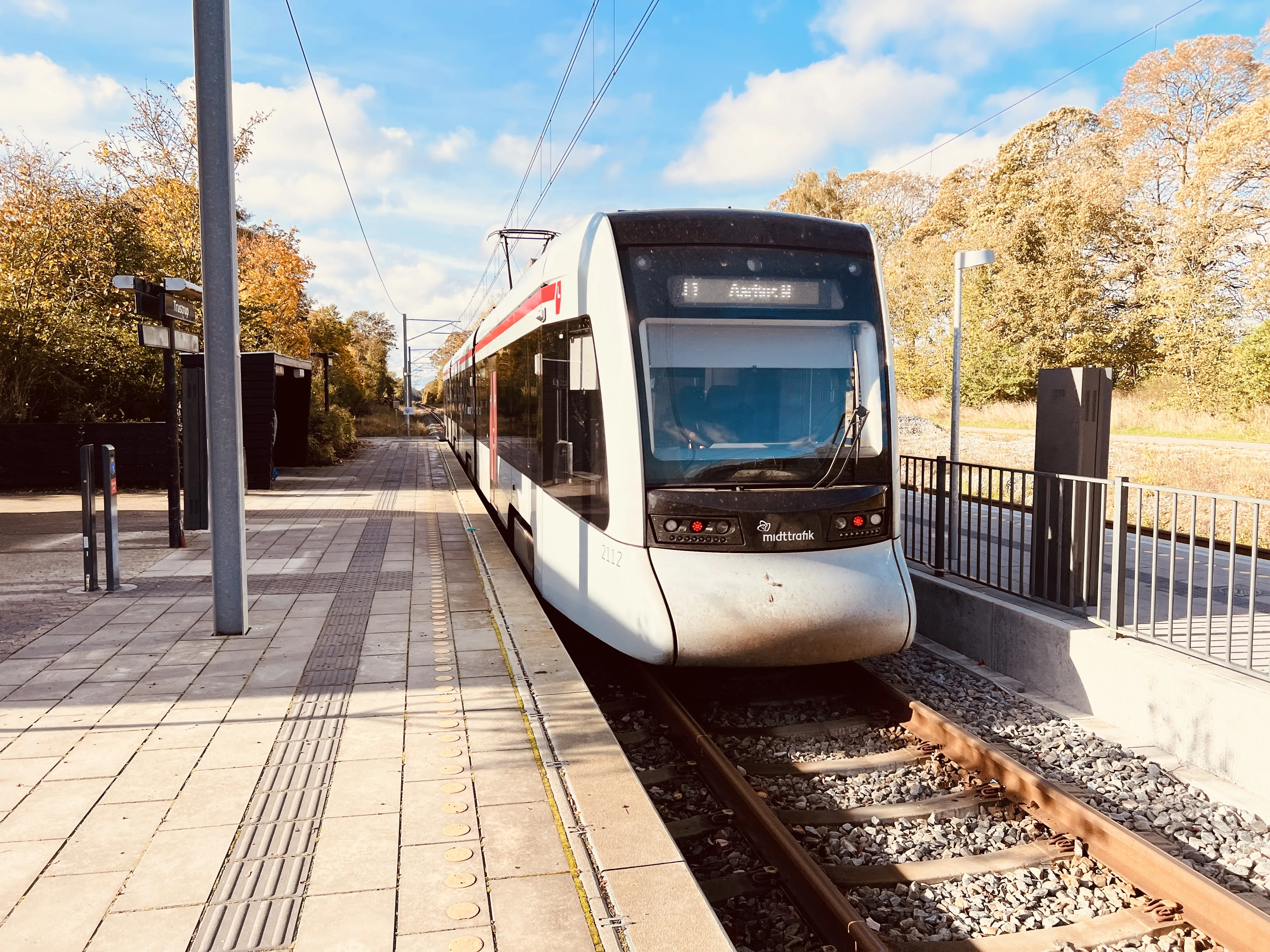 Billede af Aarhus Letbane togsæt 2112 fotograferet ud for Trustrup Letbanestation.