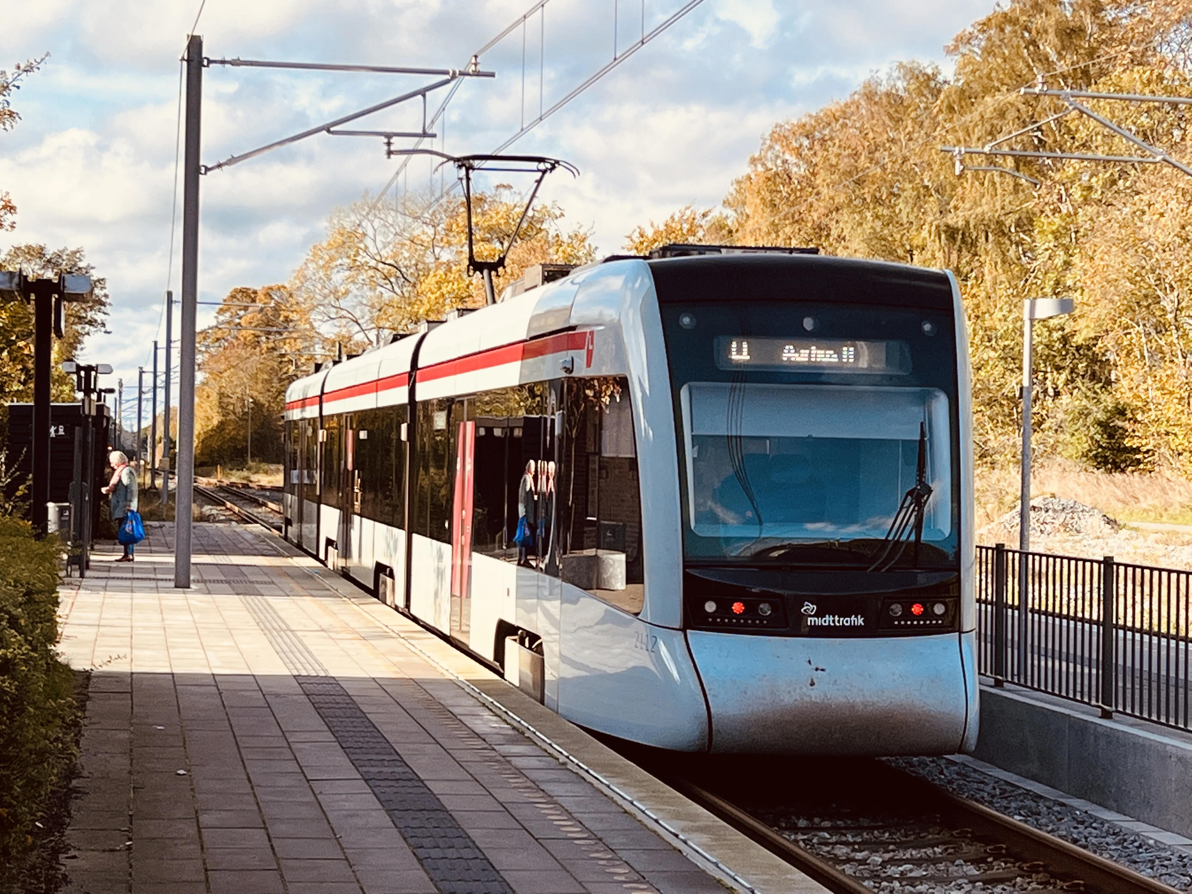 Billede af Aarhus Letbane togsæt 2112 fotograferet ud for Trustrup Letbanestation.