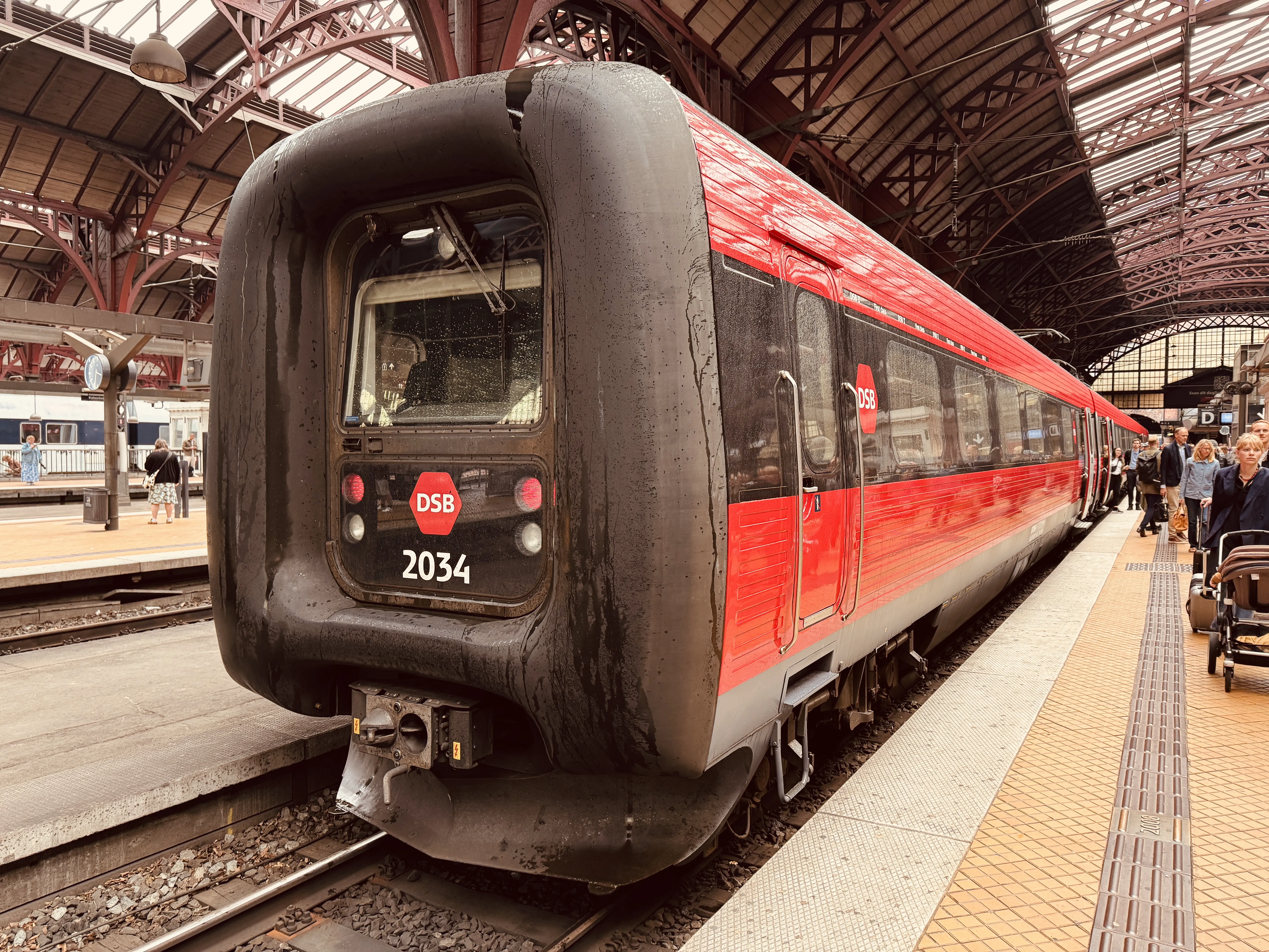 Billede af DSB ER 2034 fotograferet ud for København Hovedbanegård.