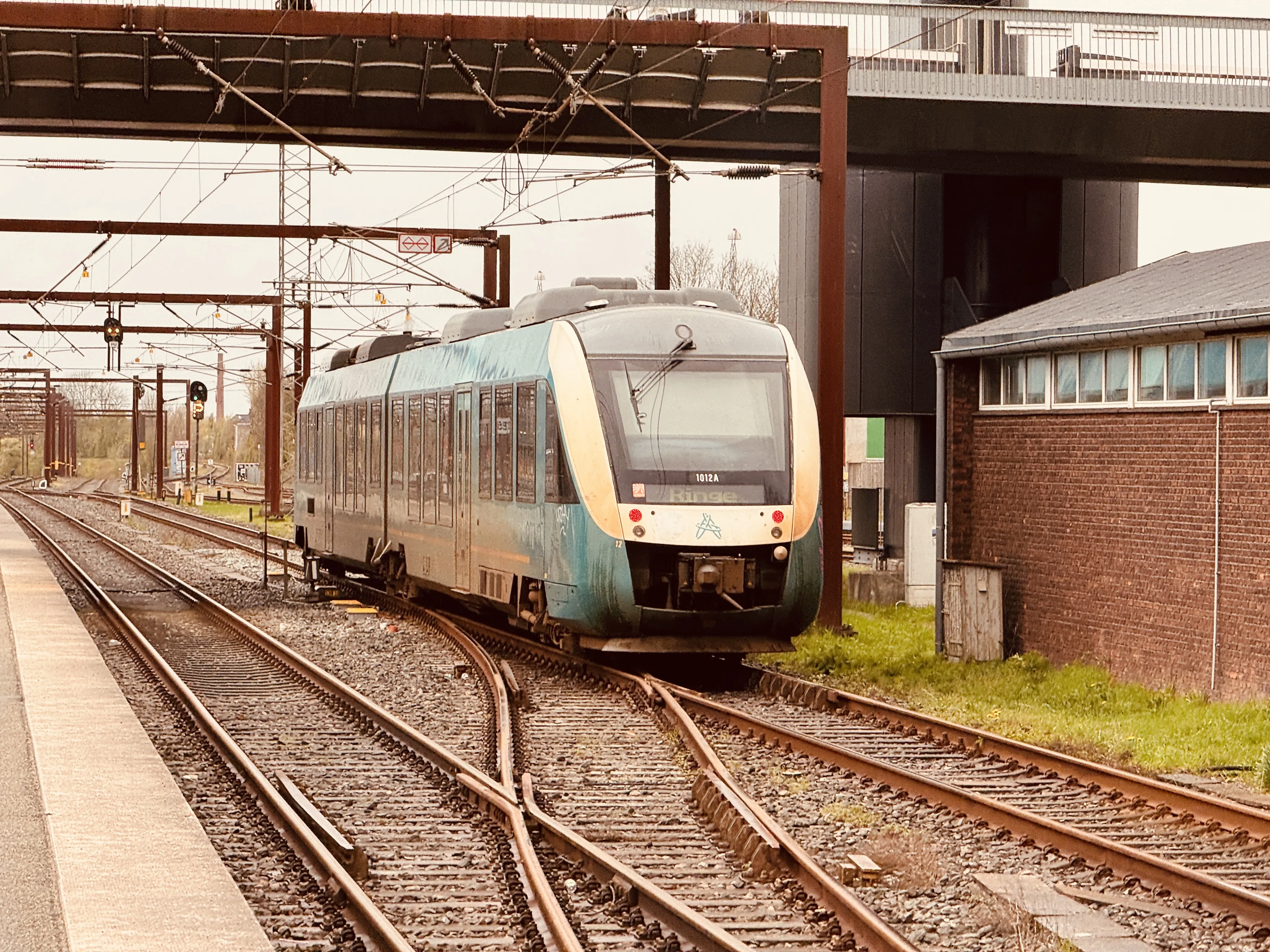 Billede af ARRIVA AR 1012 fotograferet ud for Odense Banegård Center. 