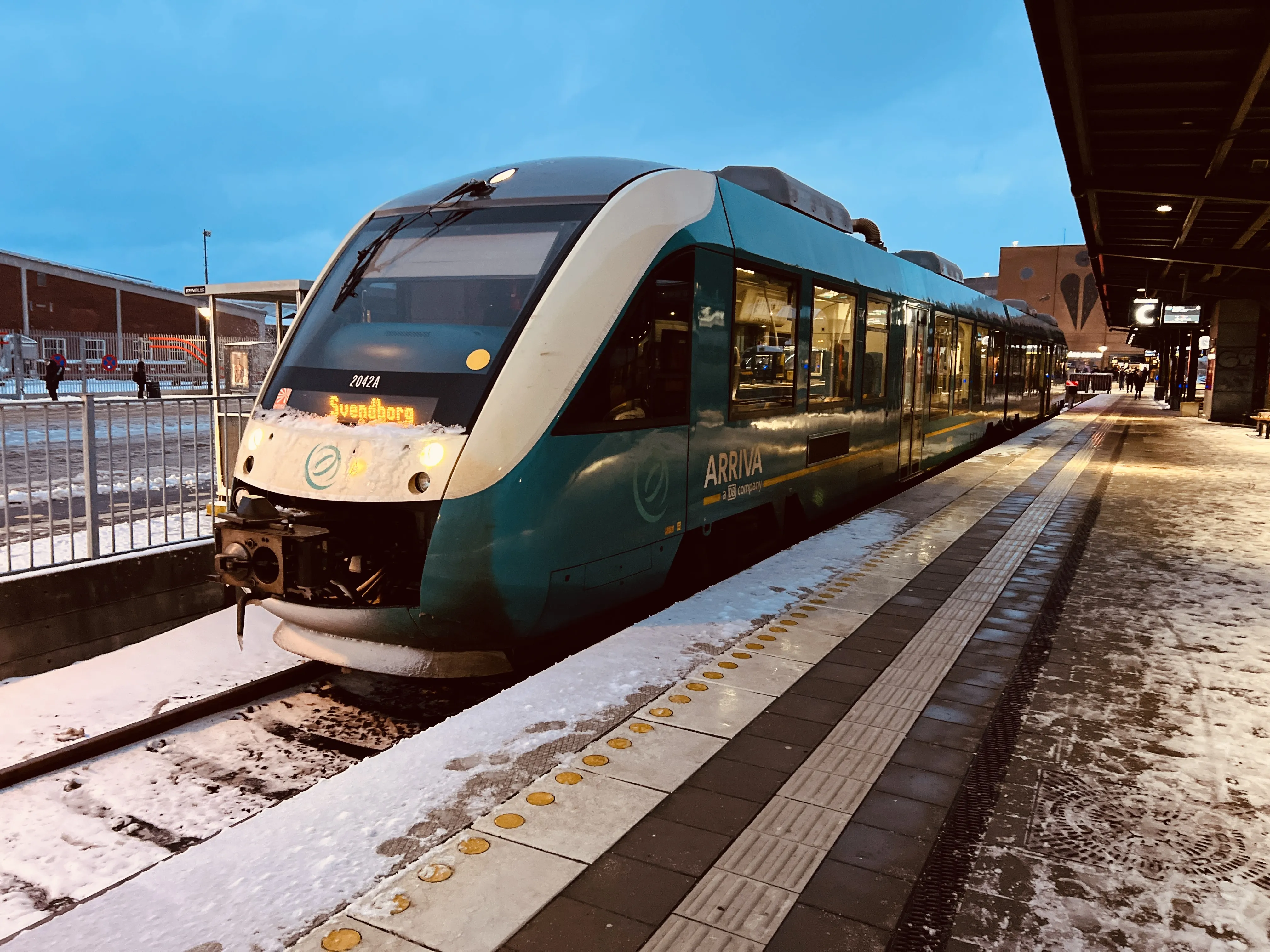 Billede af ARRIVA AR 2042 fotograferet ud for Odense Banegård Center.