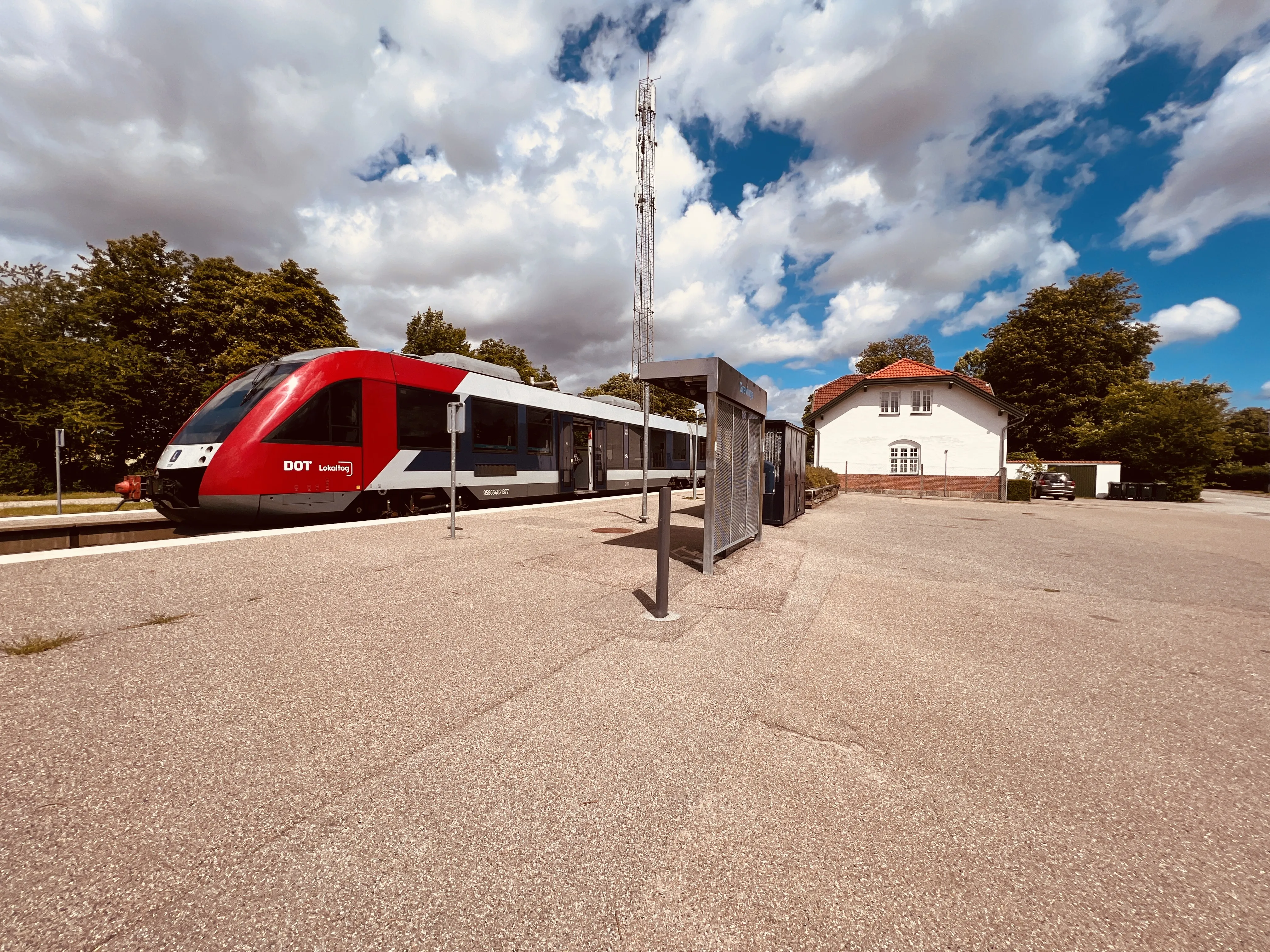 Billede af LT 2037-2137, tidligere RTOG 2037-2137 fotograferet ud for Hørve Station.