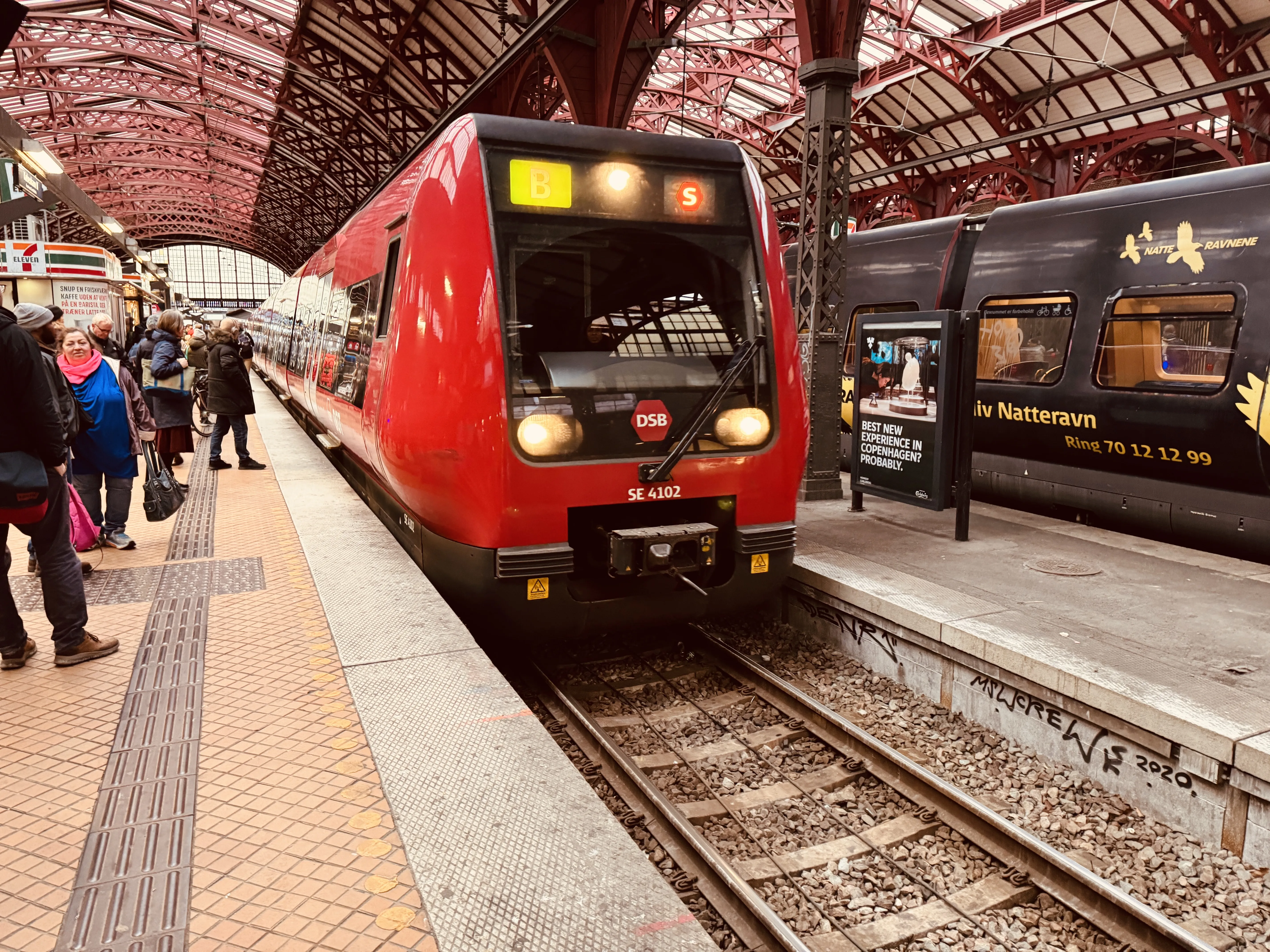 Billede af DSB SE 4102 fotograferet ud for København Hovedbanegård.