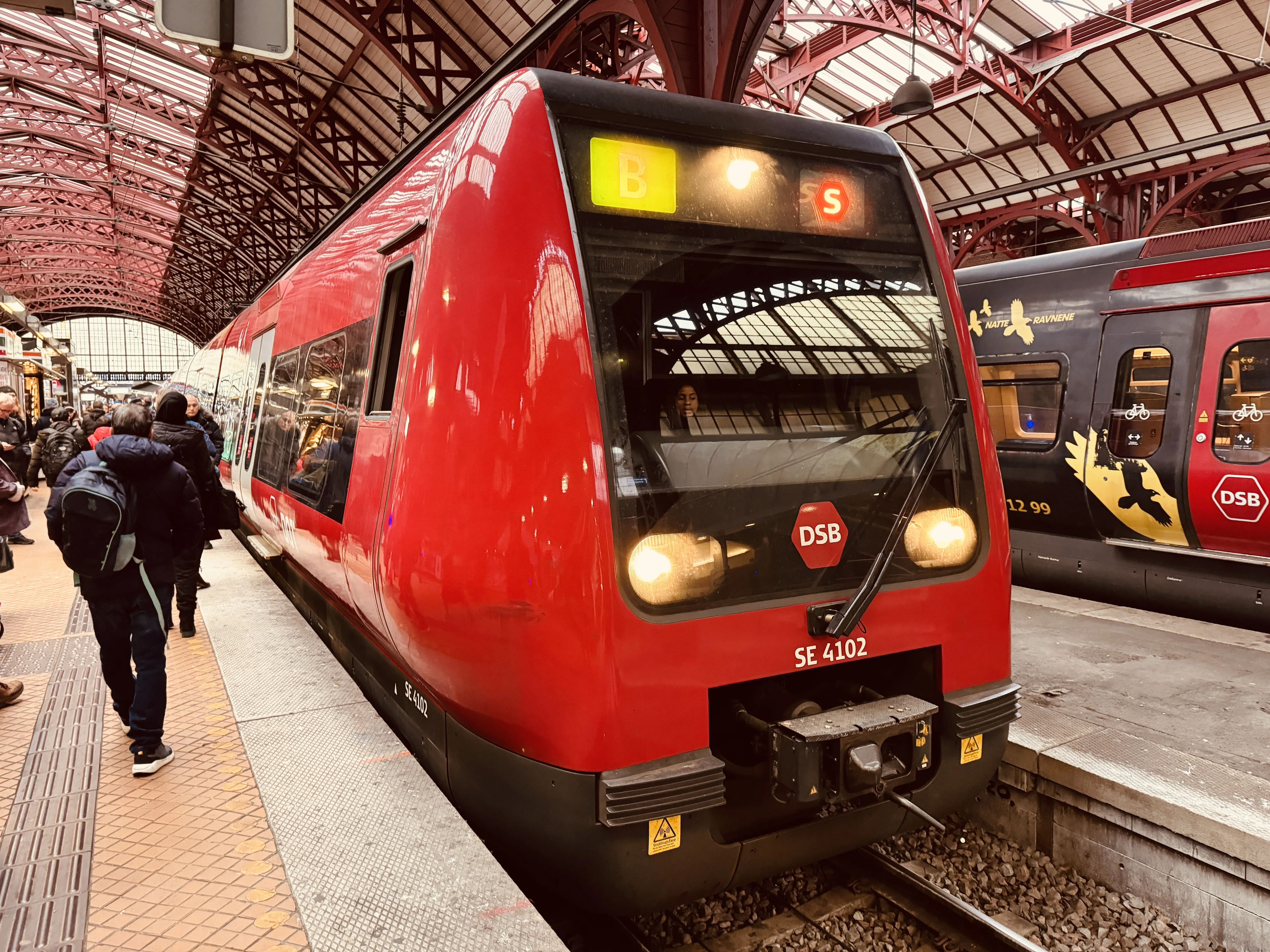 Billede af DSB SE 4102 fotograferet ud for København Hovedbanegård.