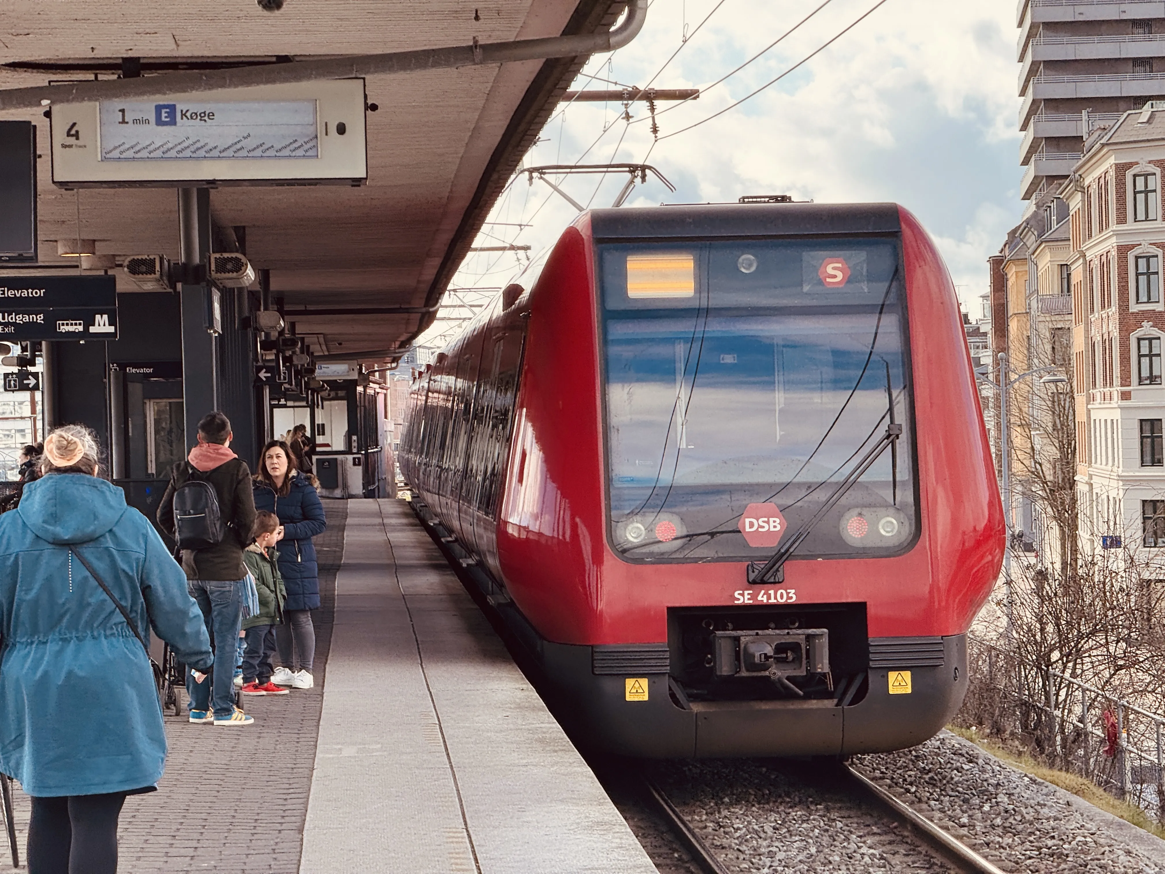 Billede af DSB SE 4103 fotograferet ud for Nordhavn S-togstrinbræt.