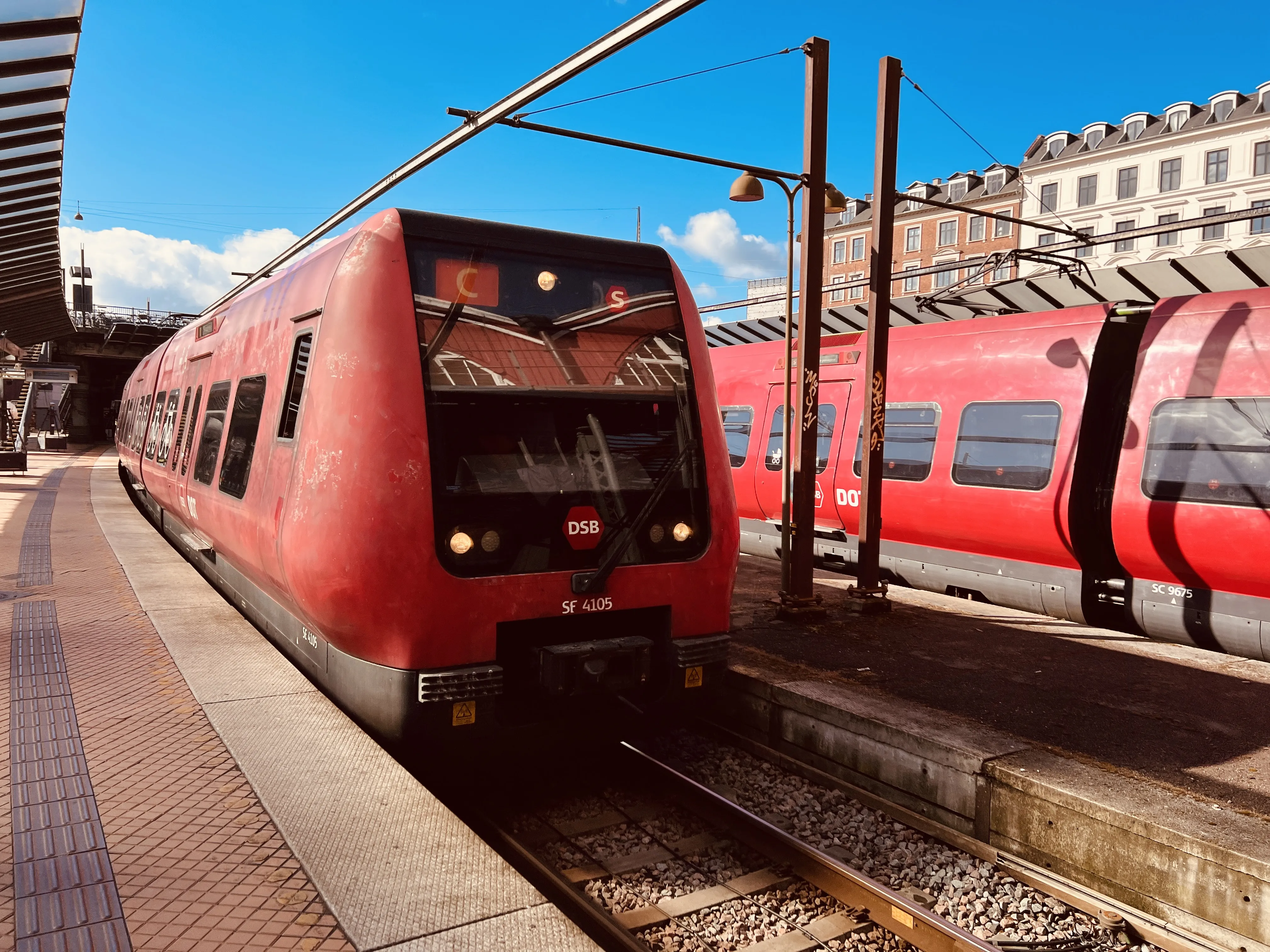 Billede af DSB SE 4105 fotograferet ud for København Hovedbanegård.