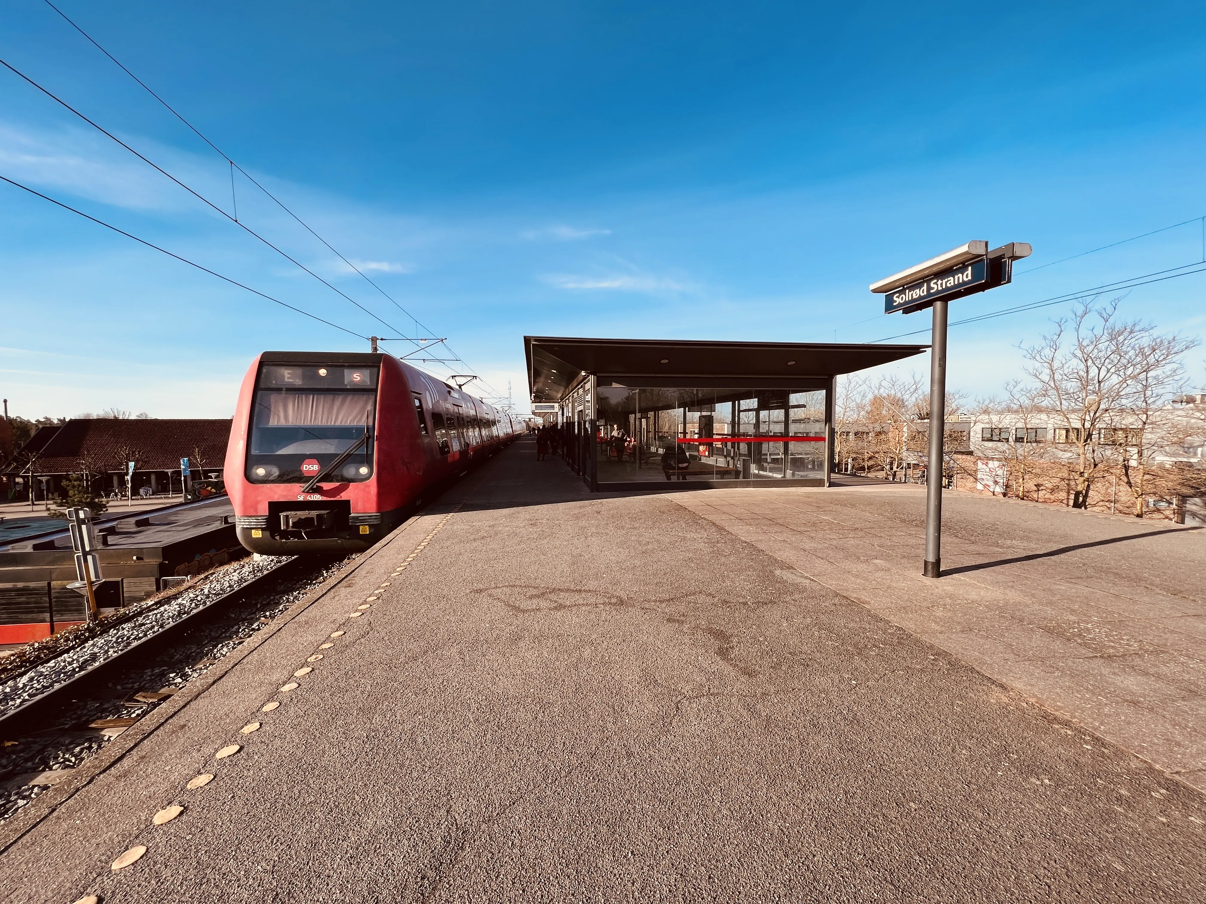 Billede af DSB SE 4105 fotograferet ud for Solrød Strand S-togstrinbræt.