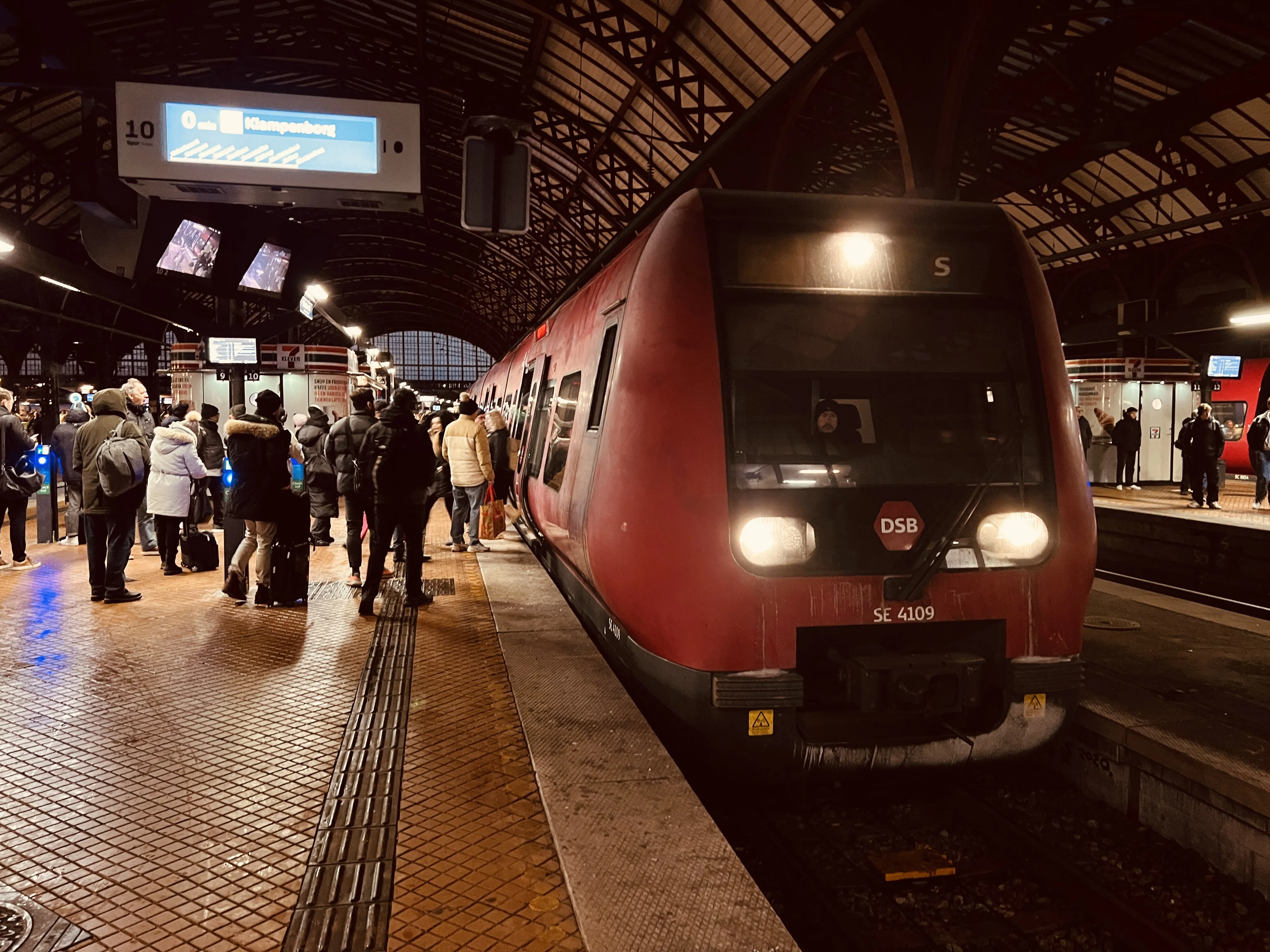 Billede af DSB SE 4109 fotograferet ud for København Hovedbanegård.