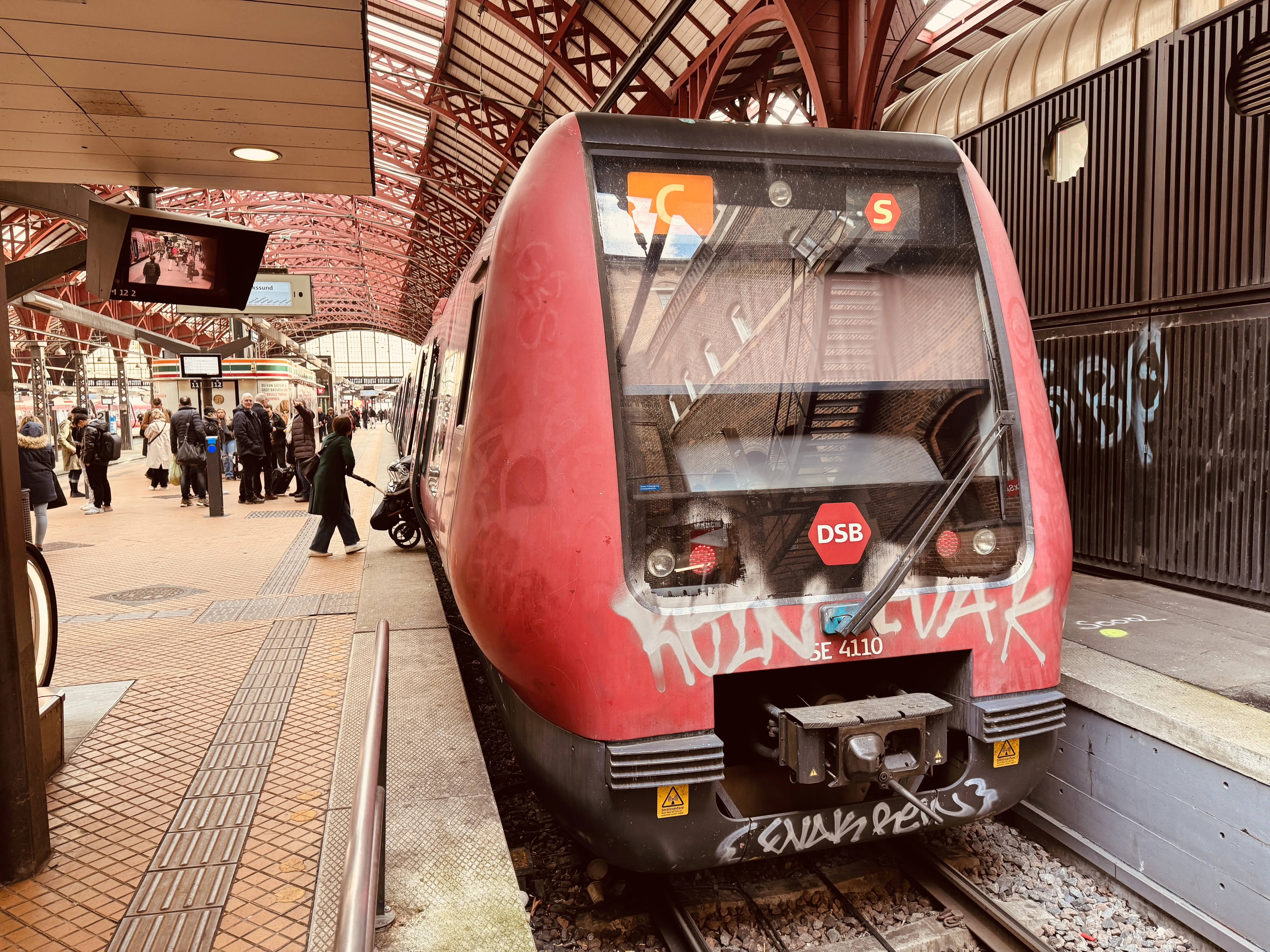 Billede af DSB SE 4110 fotograferet ud for København Hovedbanegård.