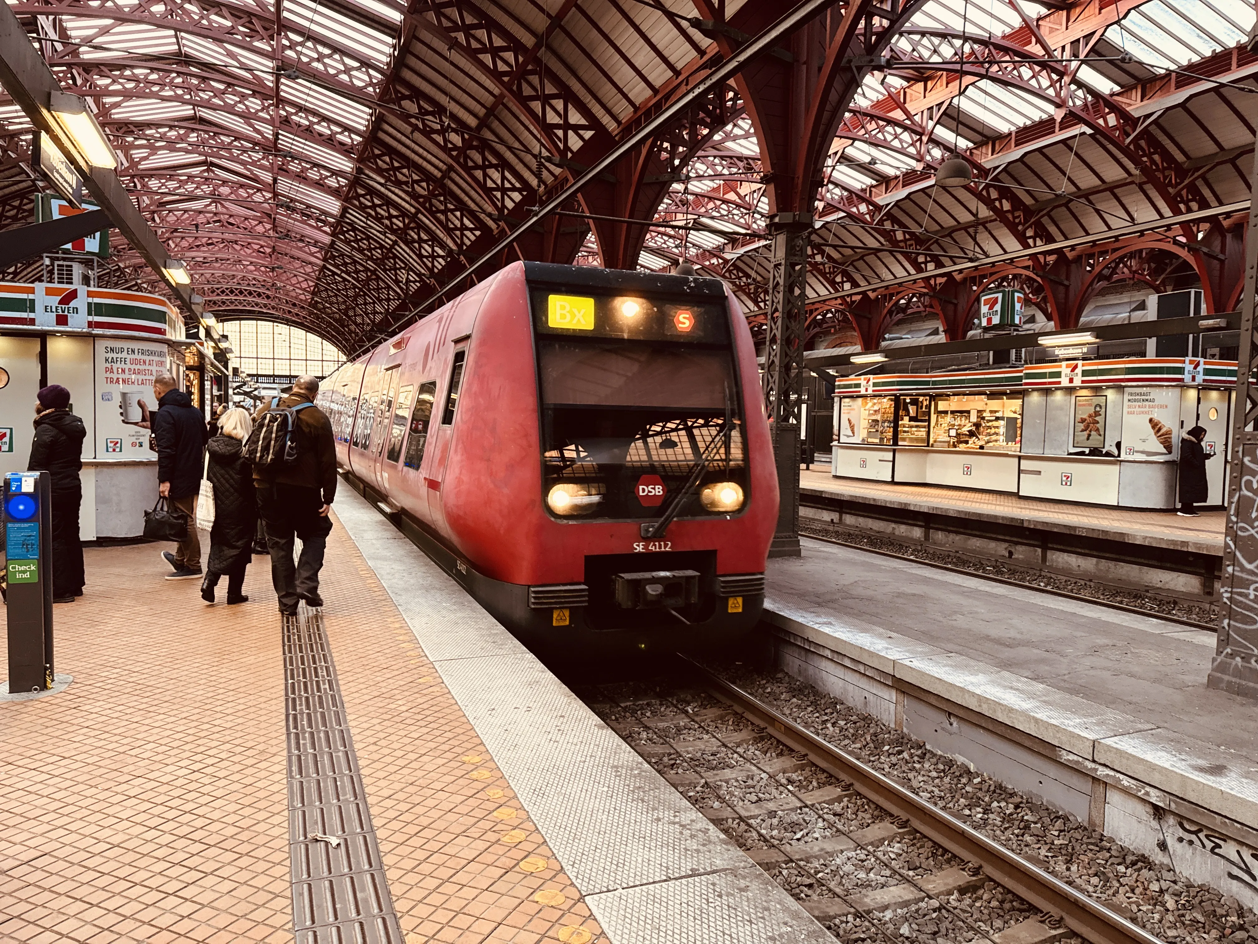 Billede af DSB SE 4112 fotograferet ud for København Hovedbanegård.