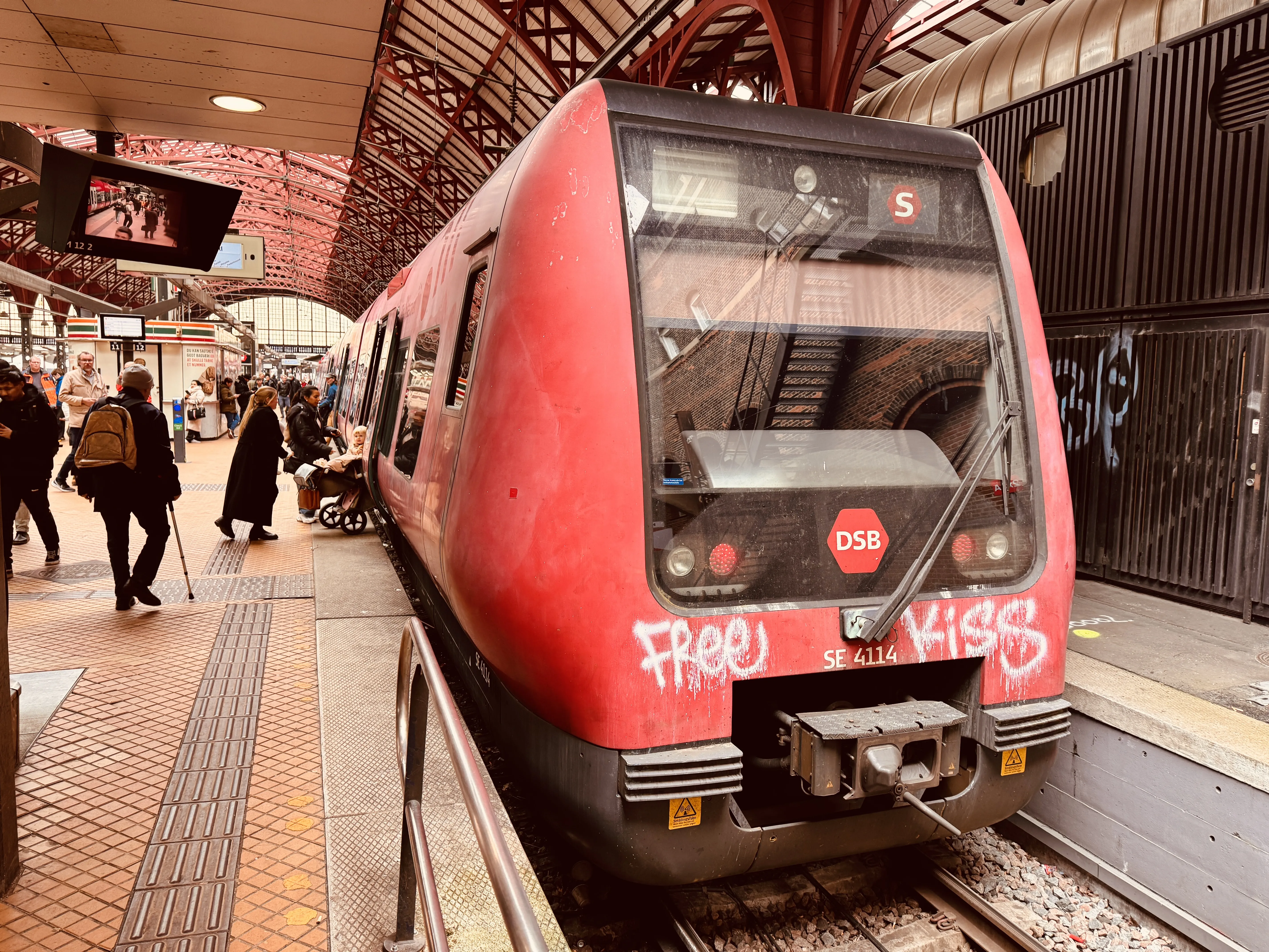 Billede af DSB SE 4114 fotograferet ud for København Hovedbanegård.