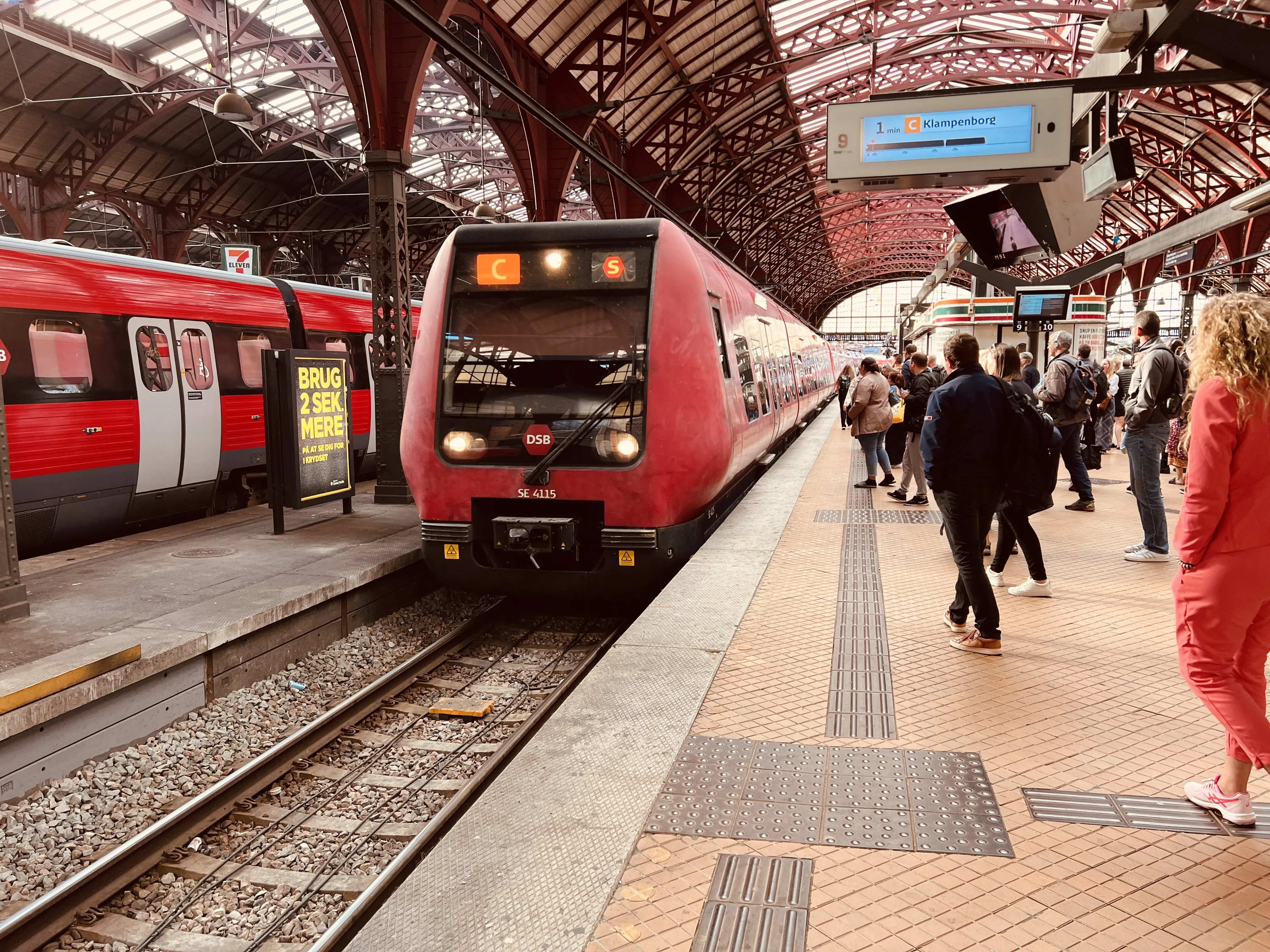 Billede af DSB SE 4115 fotograferet ud for København Hovedbanegård.