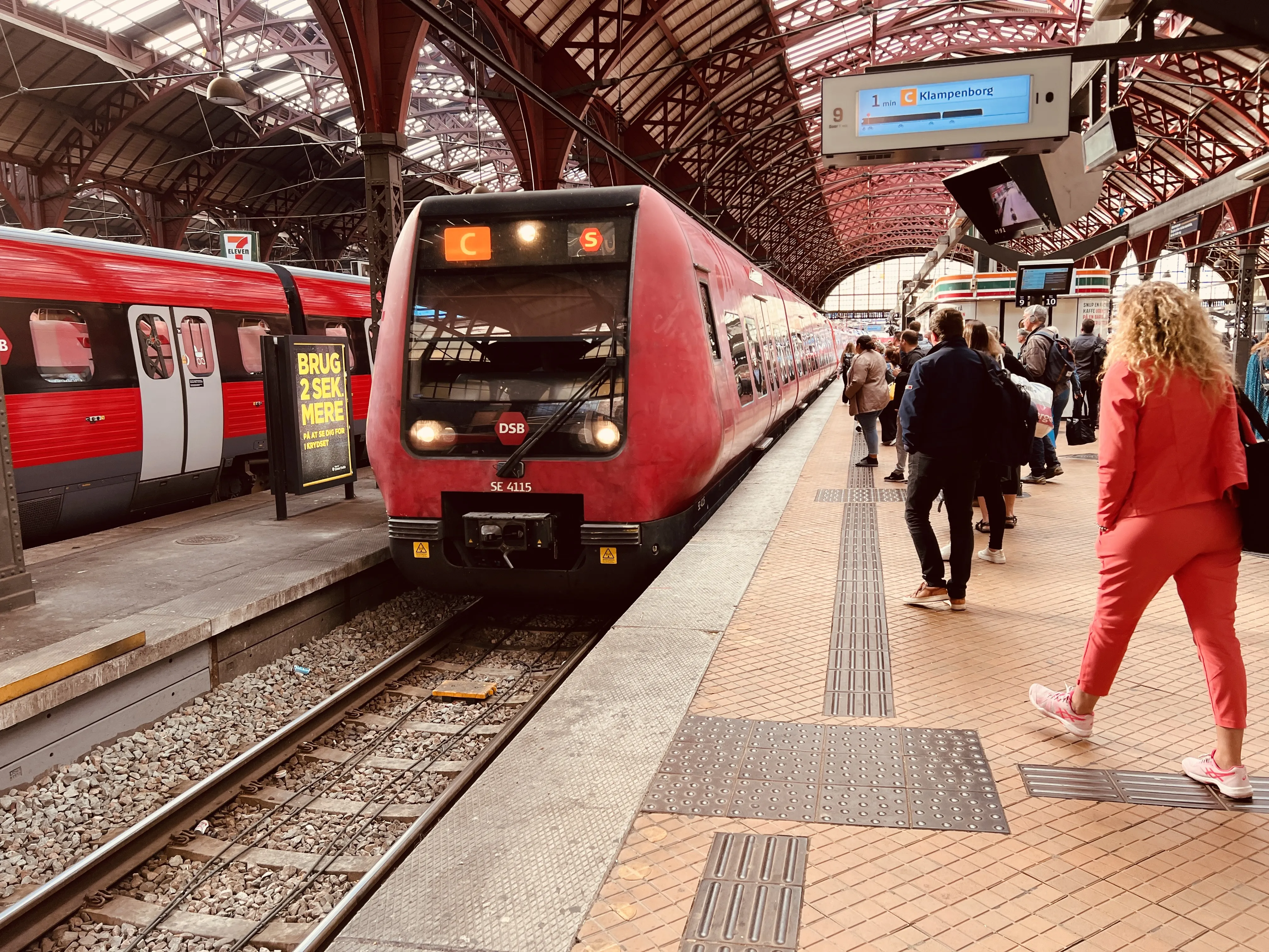 Billede af DSB SE 4115 fotograferet ud for København Hovedbanegård.