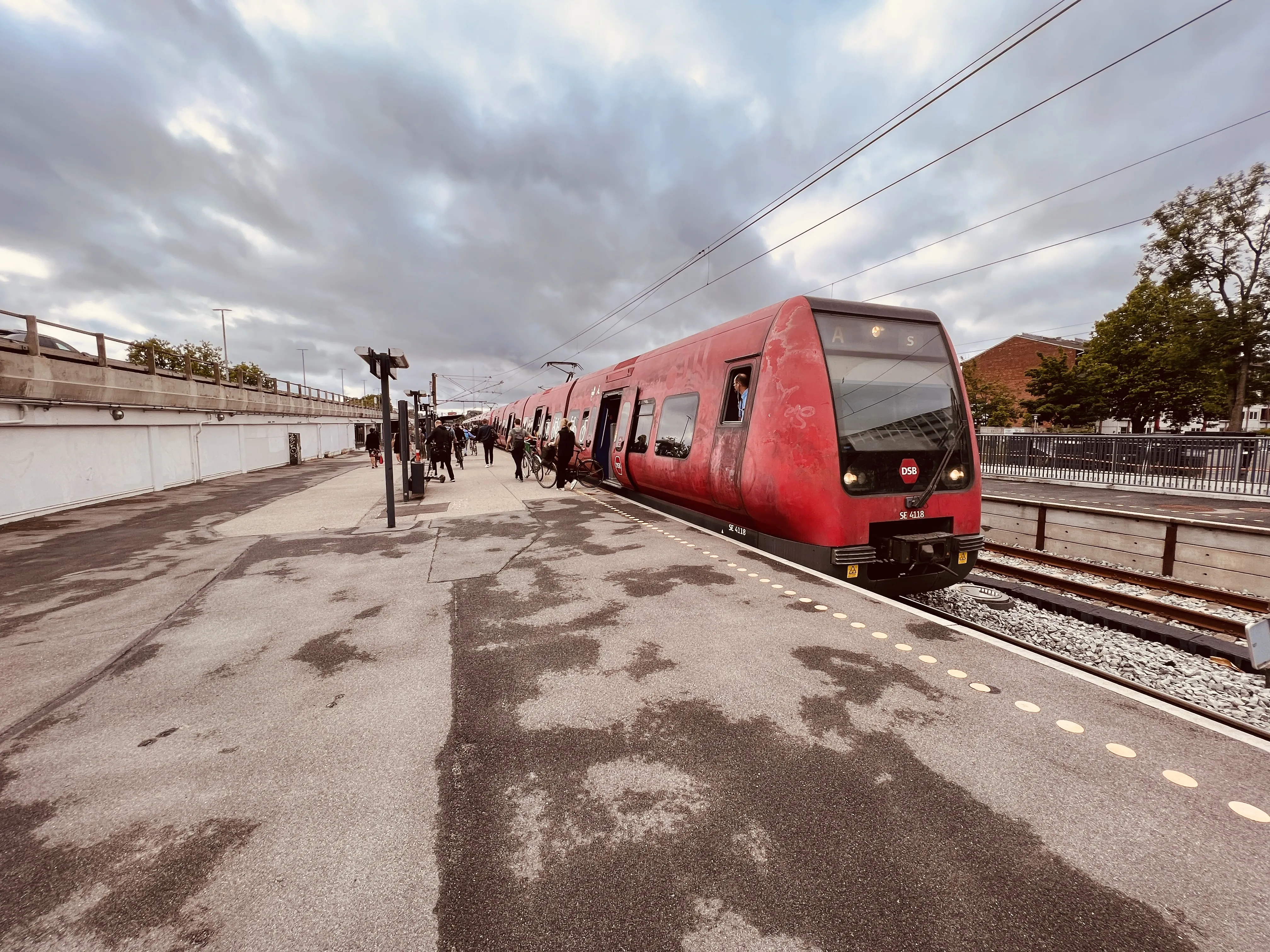 Billede af DSB SE 4118 fotograferet ud for Lyngby Station.