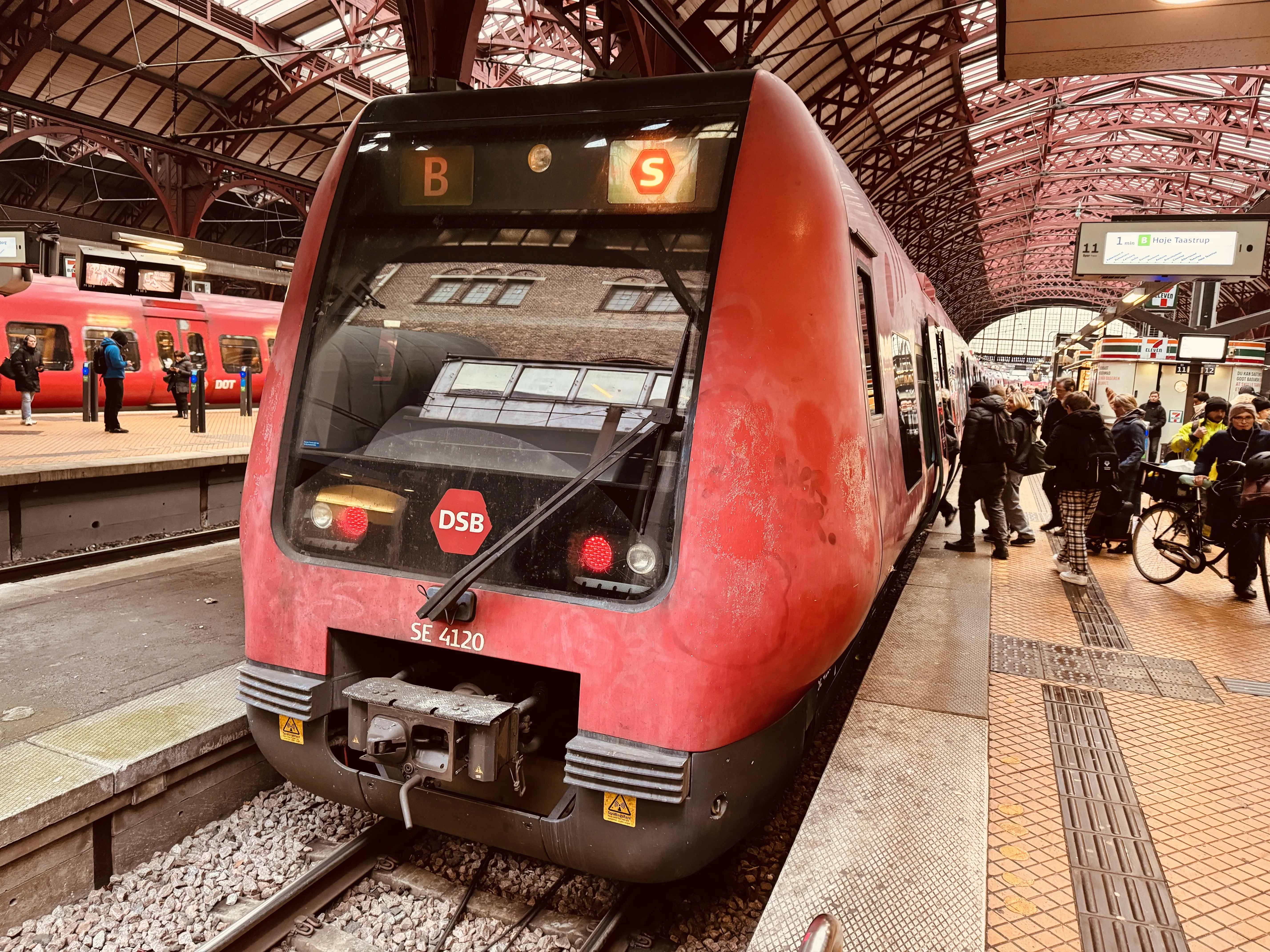 Billede af DSB SE 4120 fotograferet ud for København Hovedbanegård.