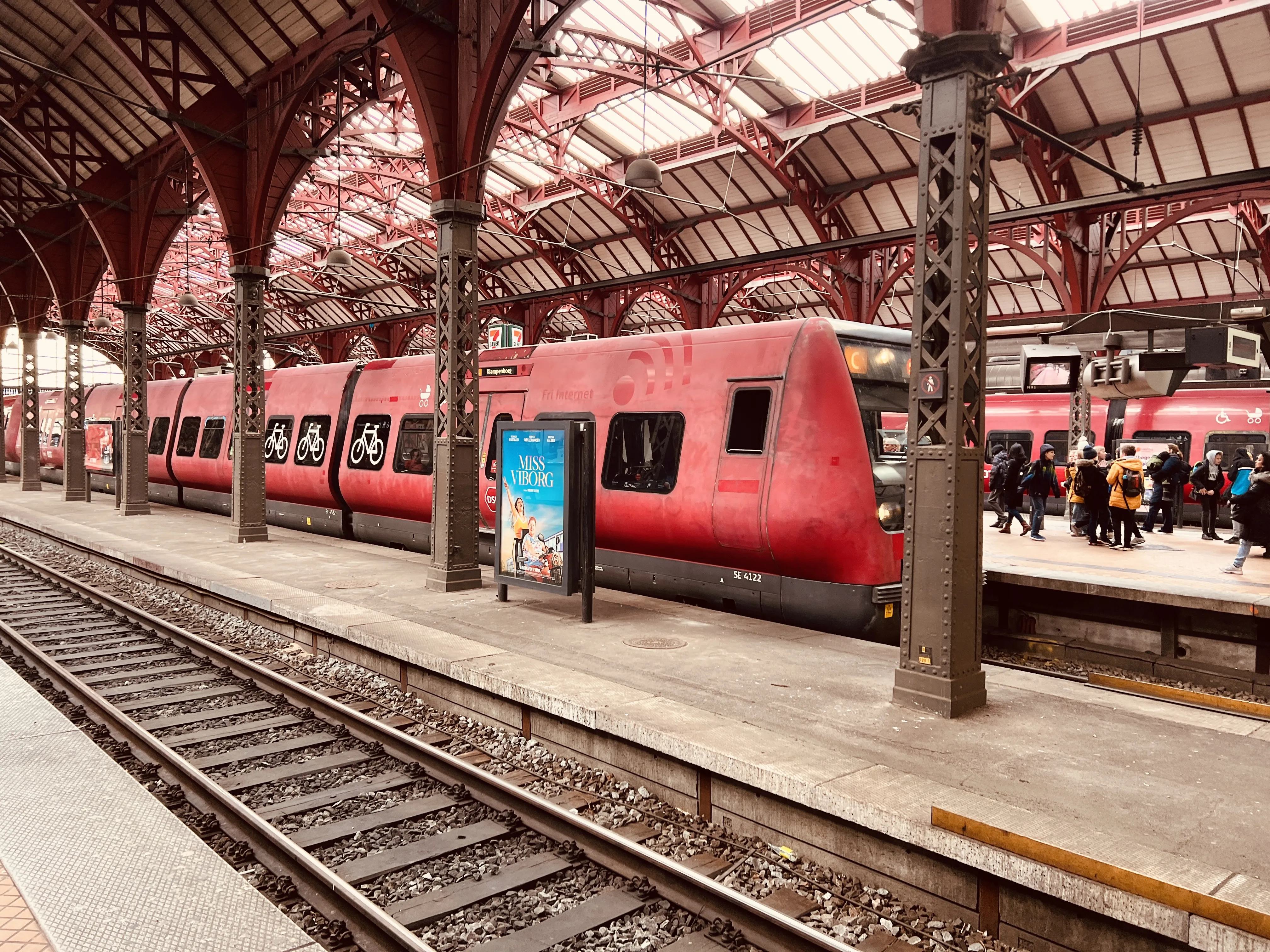 Billede af DSB SE 4122 fotograferet ud for København Hovedbanegård.