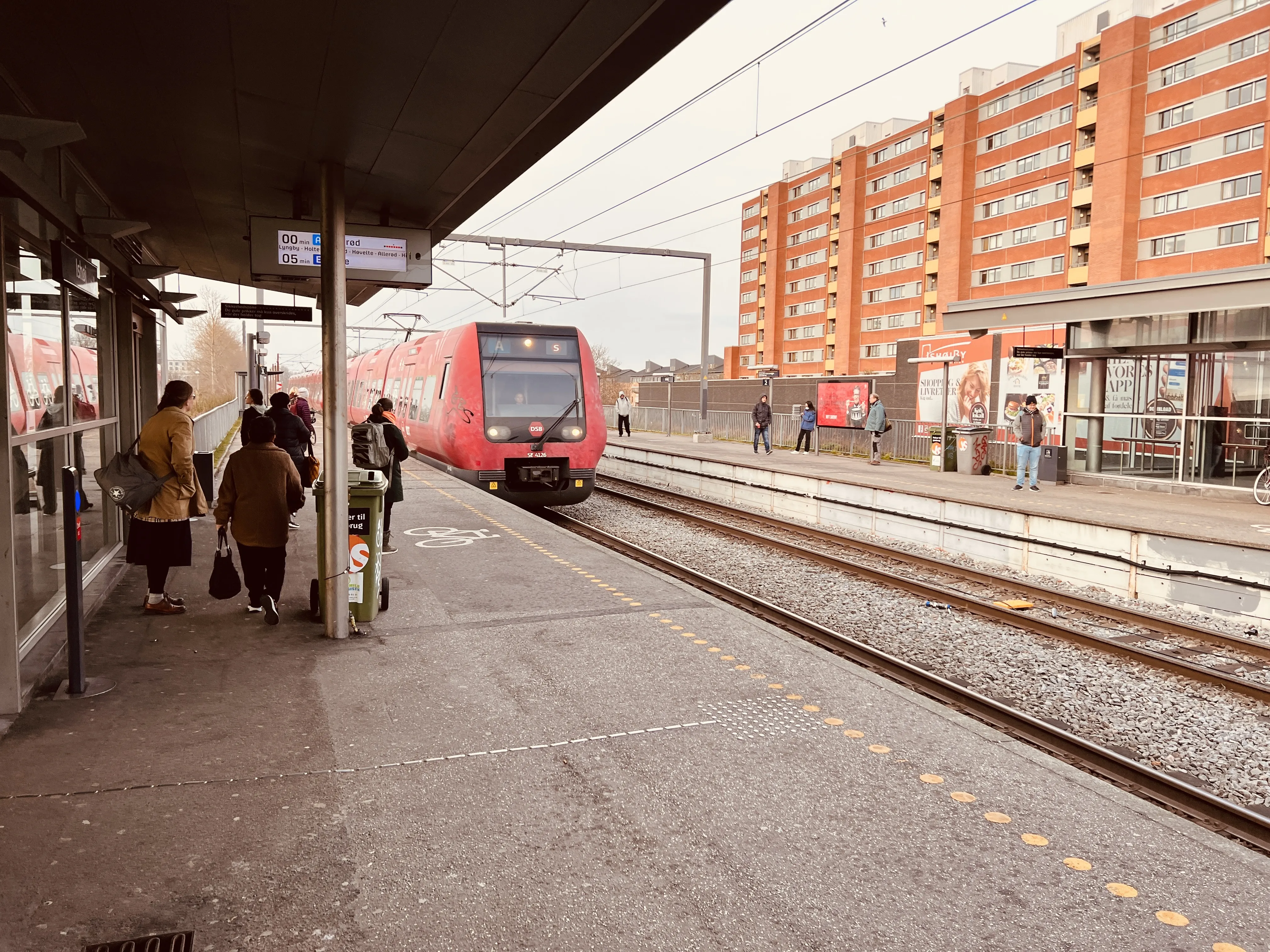 Billede af DSB SE 4126 fotograferet ud for Ishøj S-togsstation.