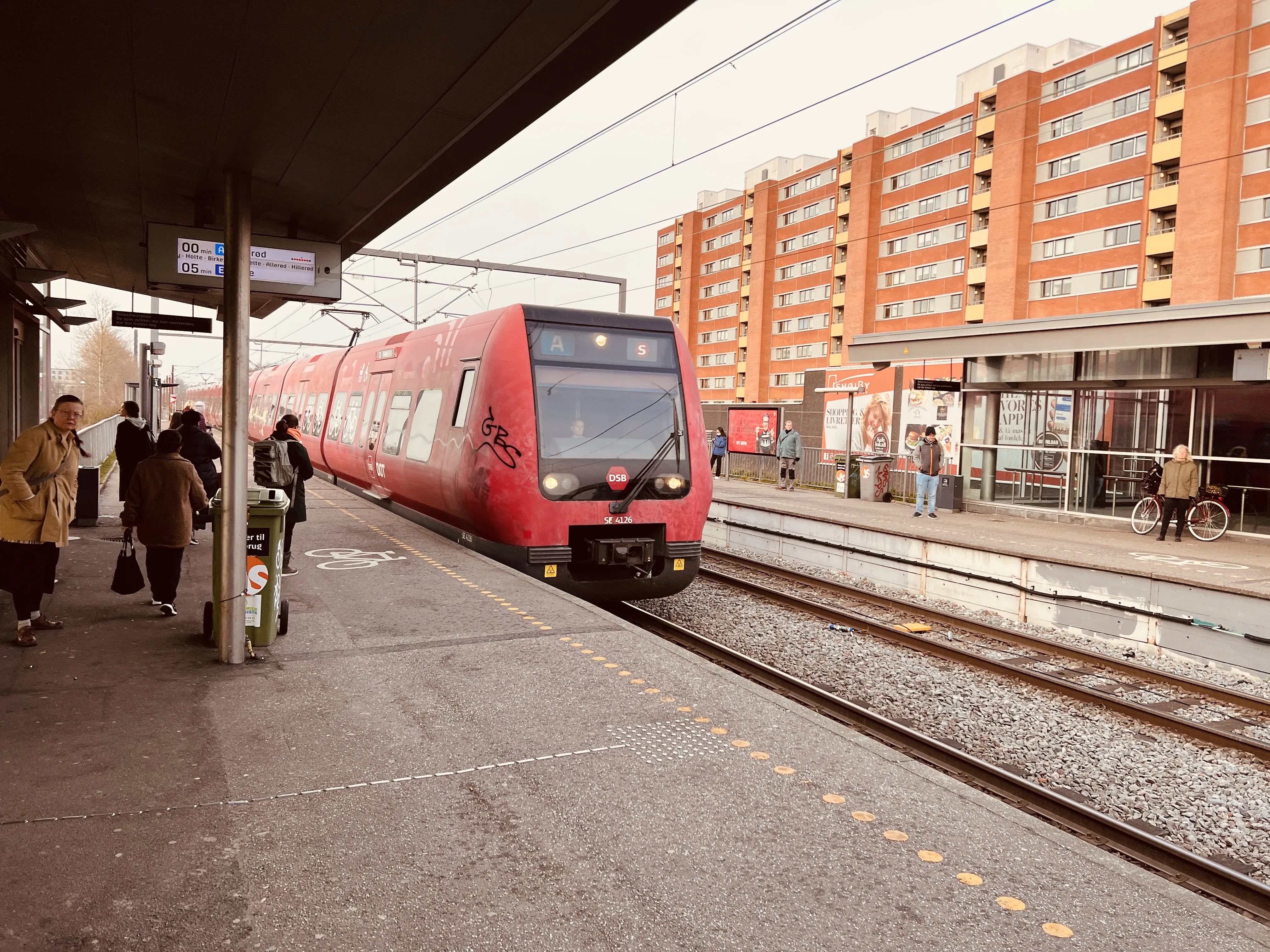 Billede af DSB SE 4126 fotograferet ud for Ishøj S-togsstation.