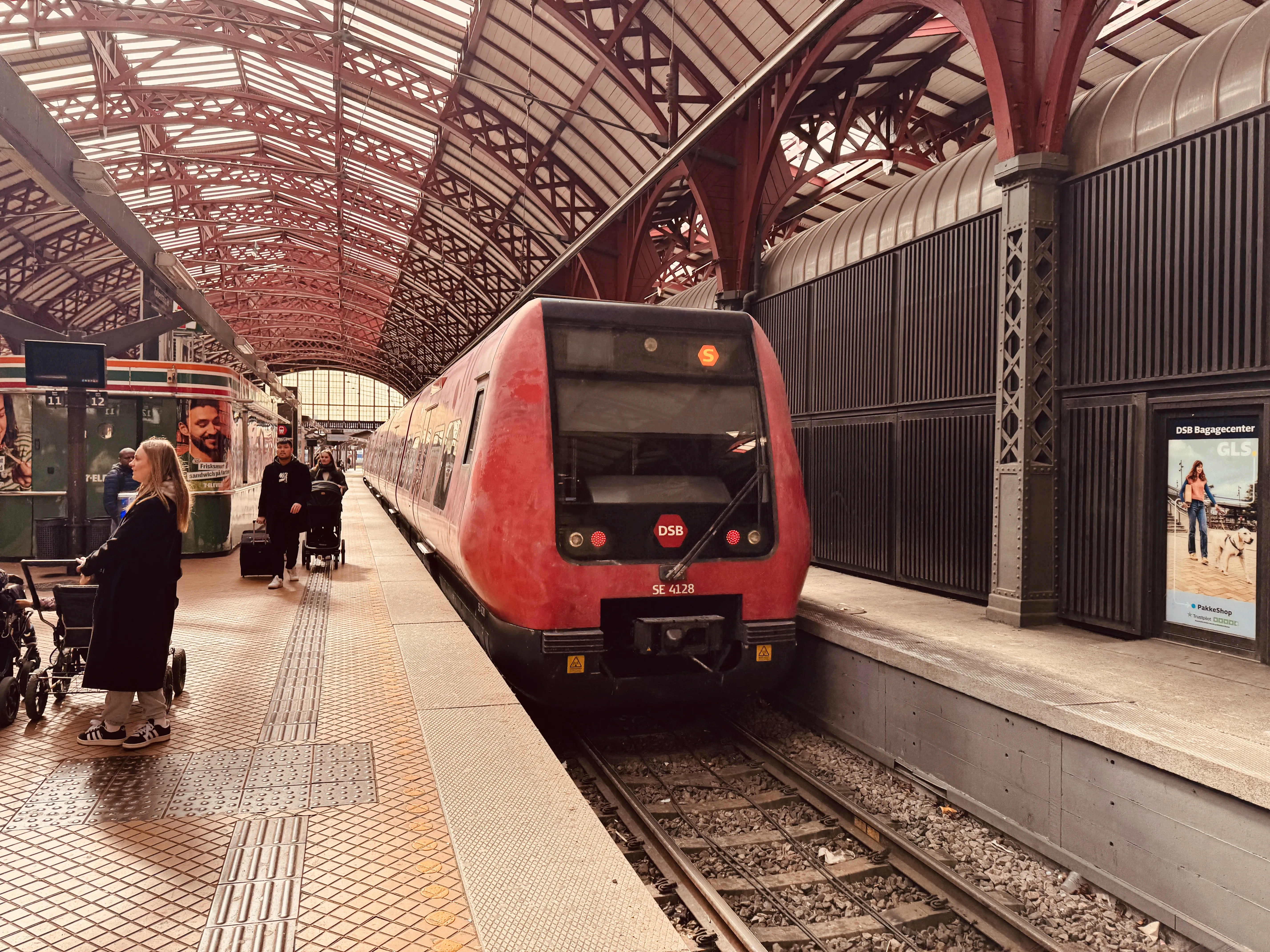 Billede af DSB SE 4128 fotograferet ud for København Hovedbanegård.