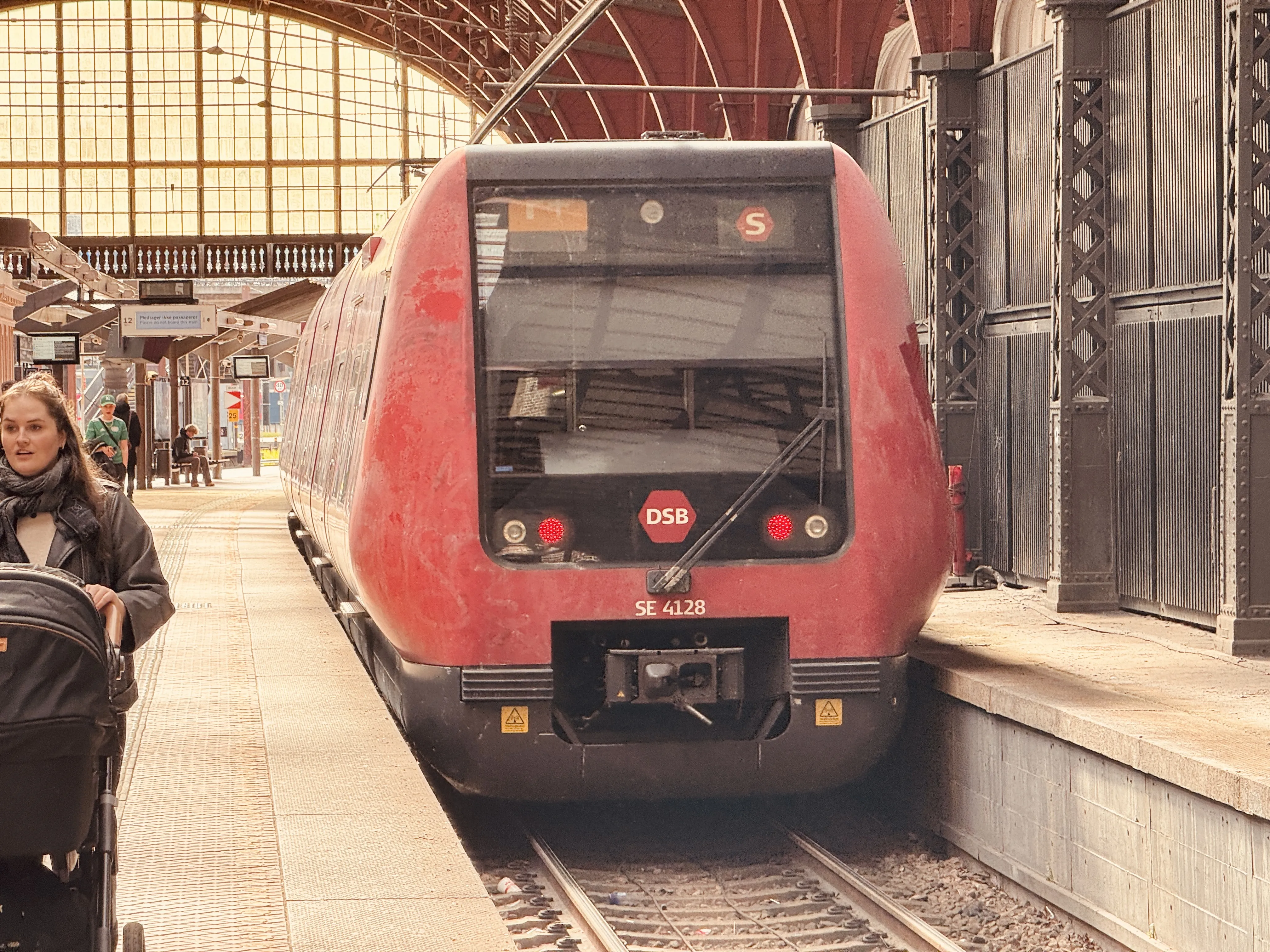 Billede af DSB SE 4128 fotograferet ud for København Hovedbanegård.